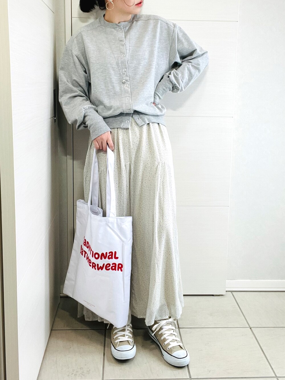 グレー系のカーディガン/ボレロ、グリーン系のスカート、ベージュ系のスニーカーを着用したレディースの春コーディネートの5枚目の写真