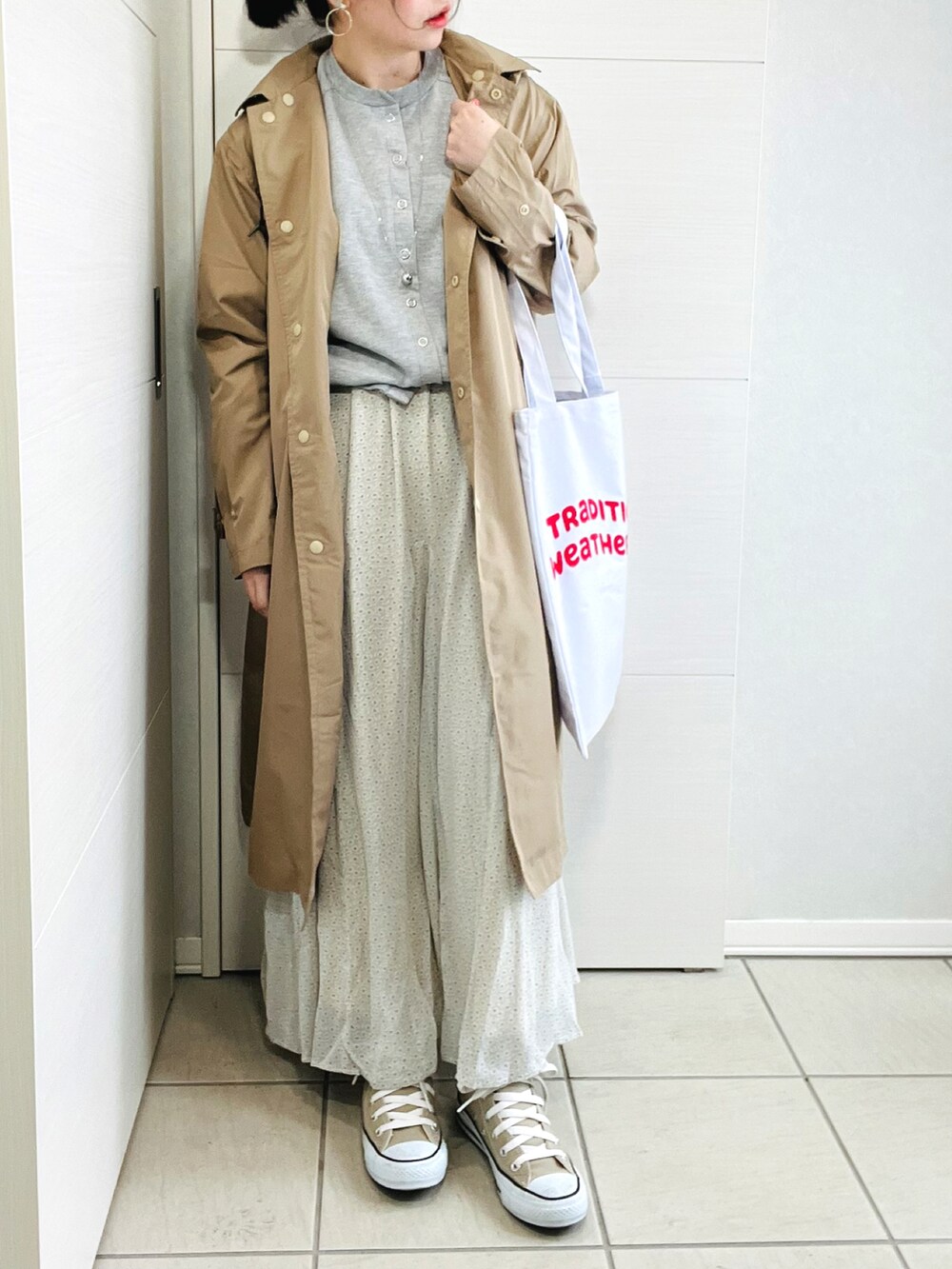 グレー系のカーディガン/ボレロ、グリーン系のスカート、ベージュ系のスニーカーを着用したレディースの春コーディネートの2枚目の写真