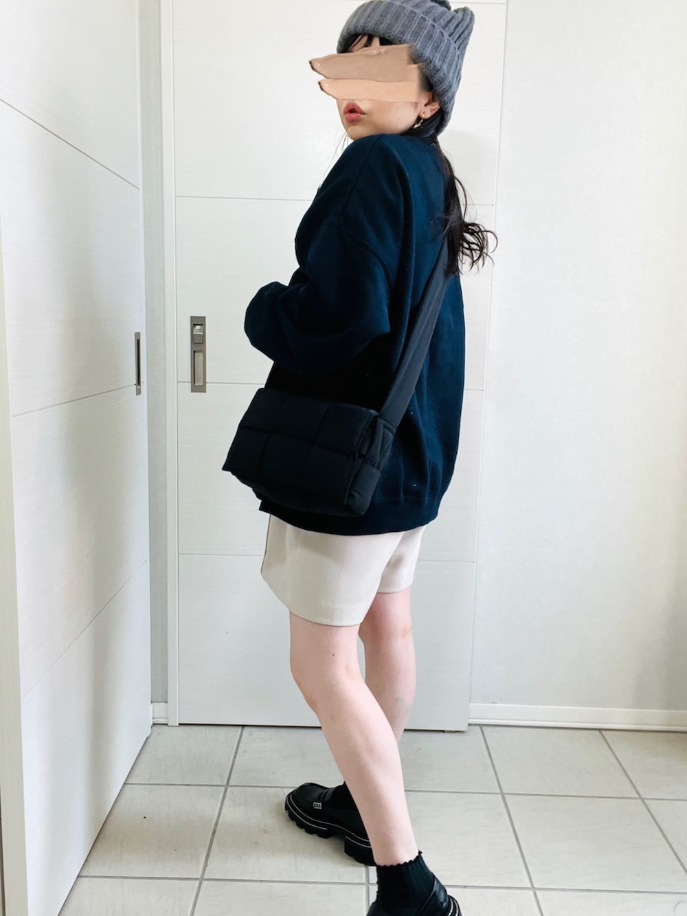 ブルー系のスウェット、グレー系のTシャツ/カットソー、ホワイト系のスラックスを着用したレディースの秋コーディネートの4枚目の写真