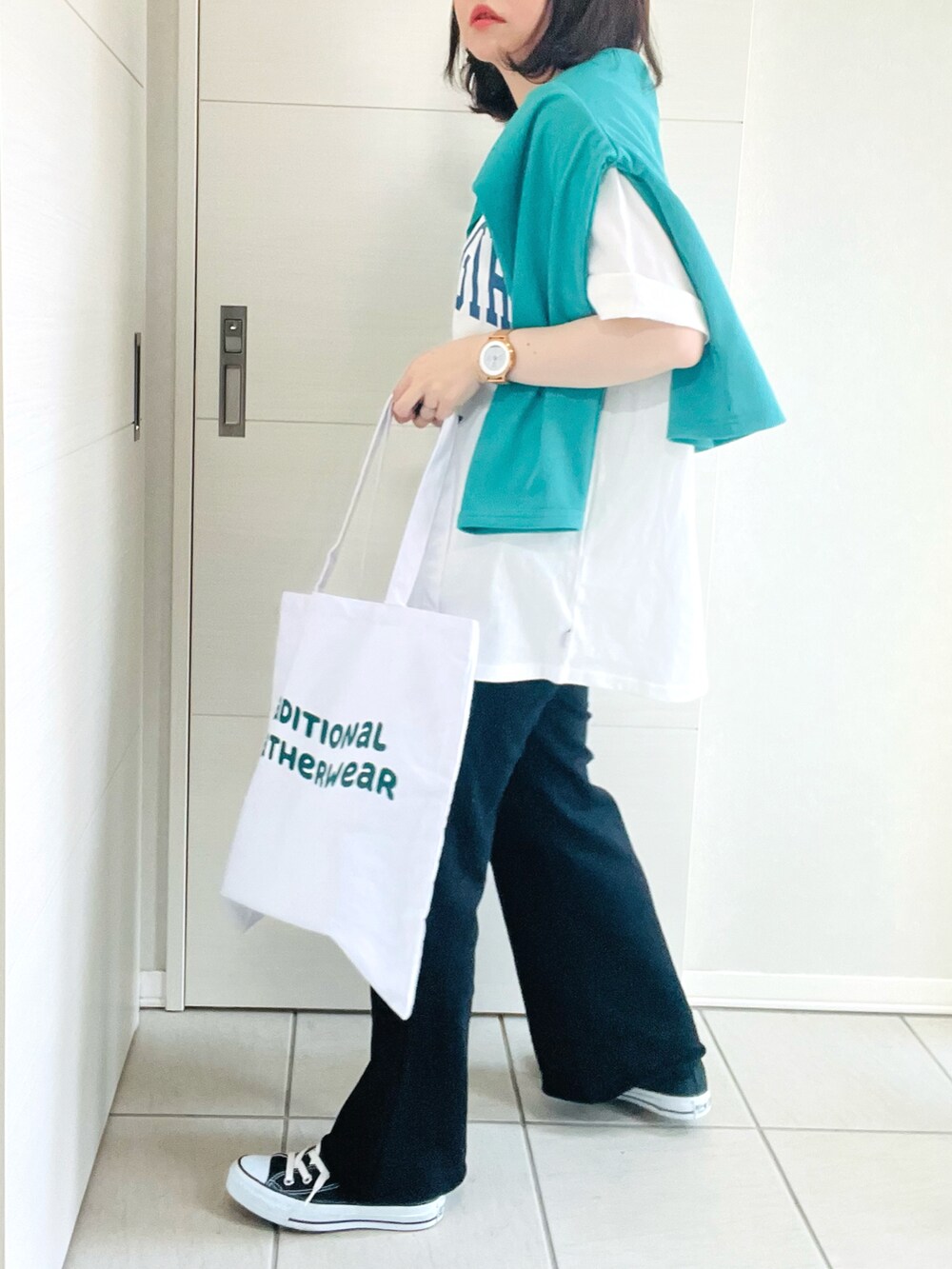 「オトナカジュアル、オトナ女子、JOHN'S CLOSET、ジョンズクローゼット、Red Cap Girl、プリントT、スウェットパンツ、ロゴトート、converse、コンバース、低身長、低身長コーデ、低身長女子、グリーン、シンプル」|「Red Cap Girlの【a-r】〔Red Cap Girl/レッドキャップガール〕天竺フロントプリント"SITTING GIRL" Tシャツ(Tシャツ/カットソー、ホワイト系)」を使った、❁⃘asa❁⃘さん(レディース・150cm)の春コーディネートの4枚目の写真