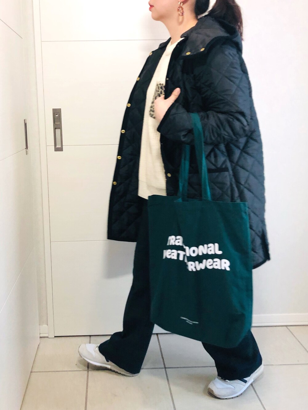 「スニーカー、チェックパンツ、Traditional Weatherwear、低身長、低身長コーデ、オトナカジュアル、Sonny Label、ロゴトート、冬アウター、トラディショナルウェザーウエア、オトナ女子、urban research sonny label、サニーレーベル、TWW、低身長女子」|「Traditional WeatherwearのARKLEY WITH DETACHABLE HOOD(ノーカラーコート、ブラック系)」を使った、❁⃘asa❁⃘さん(レディース・150cm)の冬コーディネートの2枚目の写真