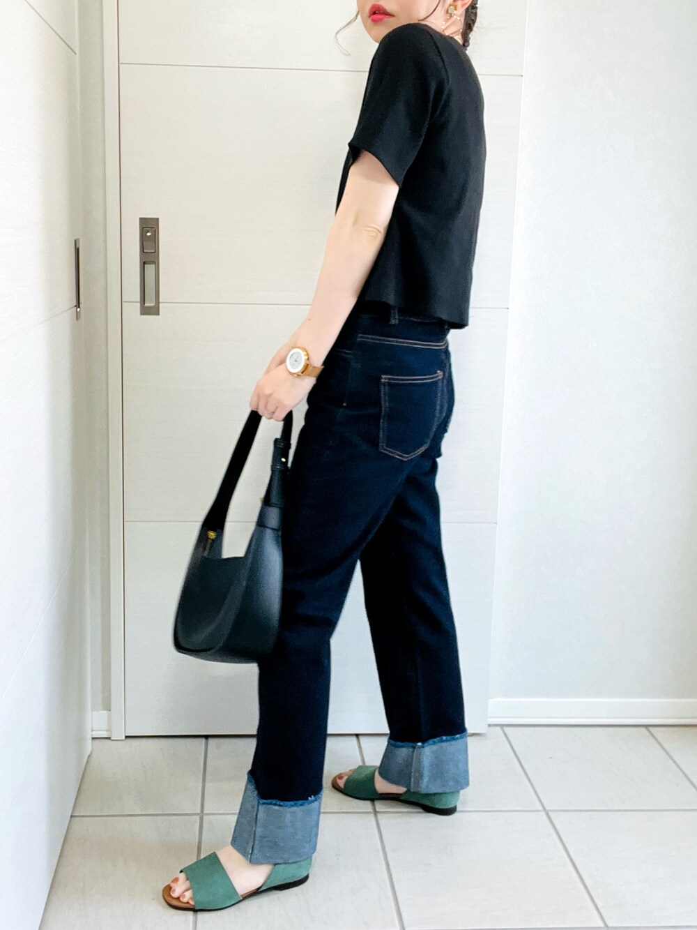 ブラック系のTシャツ/カットソー、ブルー系のデニムパンツ、グリーン系のサンダルを着用したレディースの夏コーディネートの4枚目の写真