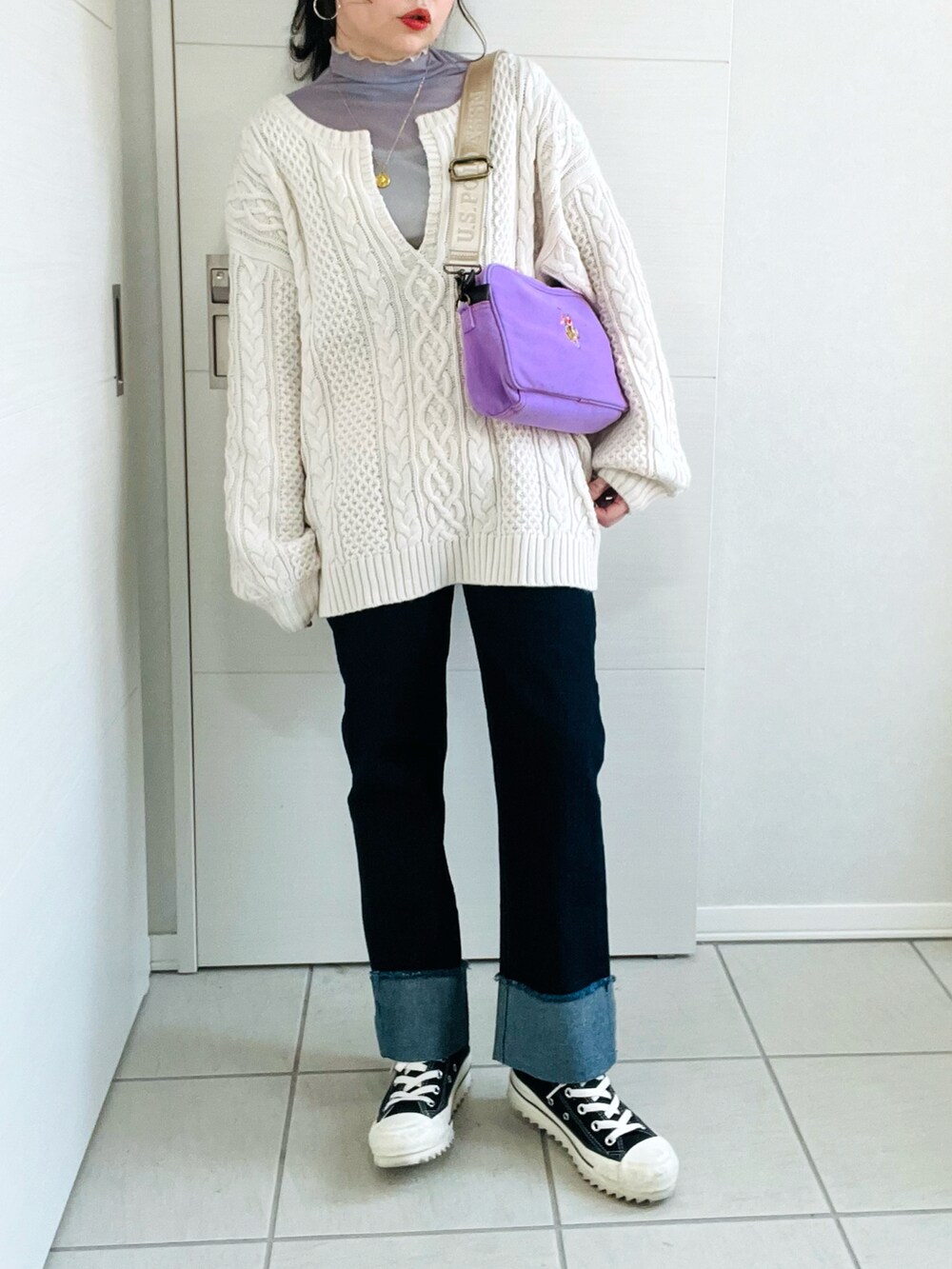 その他のTシャツ/カットソー、ホワイト系のニット/セーター、ブルー系のデニムパンツを着用したレディースの冬コーディネートの2枚目の写真