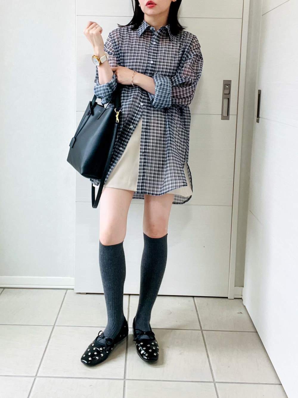 ブラック系のシャツ/ブラウス、ホワイト系のスカート、ブラック系のバレエシューズを着用したレディースの夏コーディネートの4枚目の写真