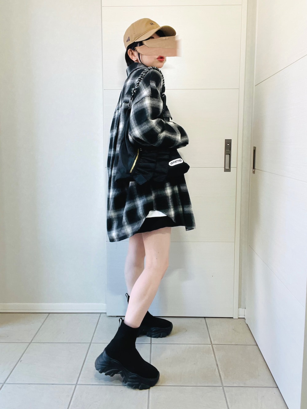 ブラック系のシャツ/ブラウス、ホワイト系のTシャツ/カットソー、ブラック系のブーツを着用したレディースの秋コーディネートの5枚目の写真