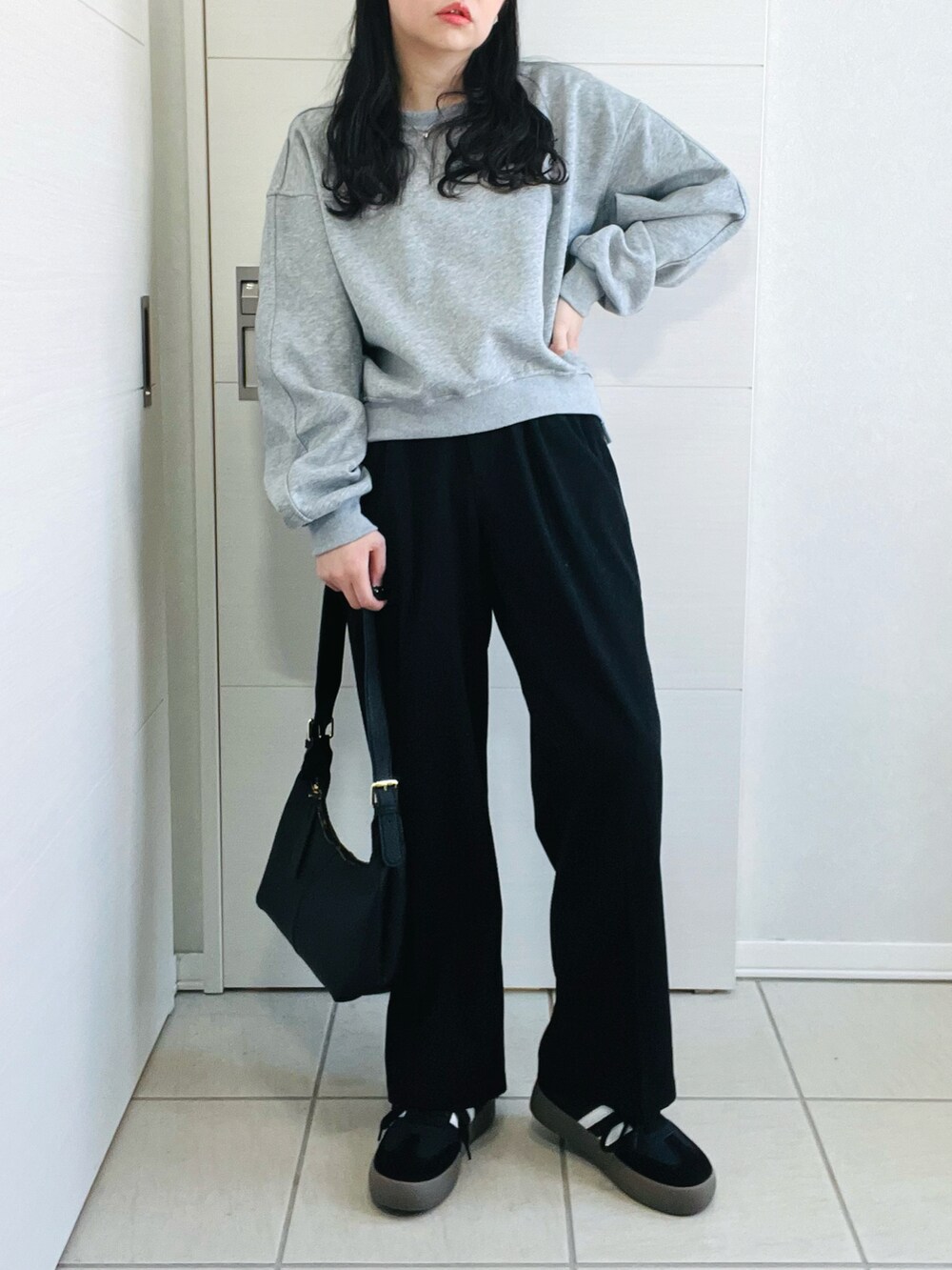 グレー系のセットアップ、ブラック系のその他パンツ、ブラック系のスニーカーを着用したレディースの春コーディネートの4枚目の写真