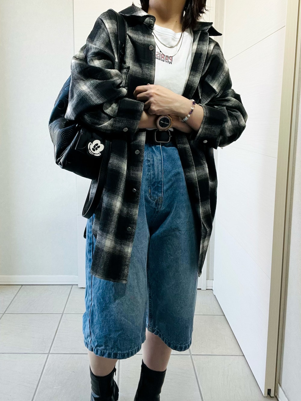 ブラック系のシャツ/ブラウス、ブルー系のその他パンツ、ブラック系のブーツを着用したレディースの秋コーディネートの2枚目の写真