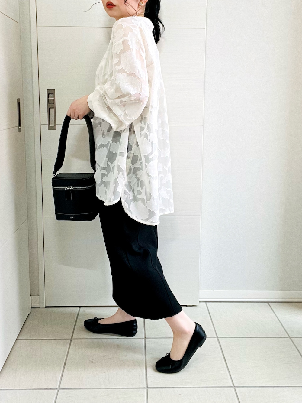 ホワイト系のシャツ/ブラウス、ブラック系のスカート、ブラック系のバレエシューズを着用したレディースの春コーディネートの5枚目の写真