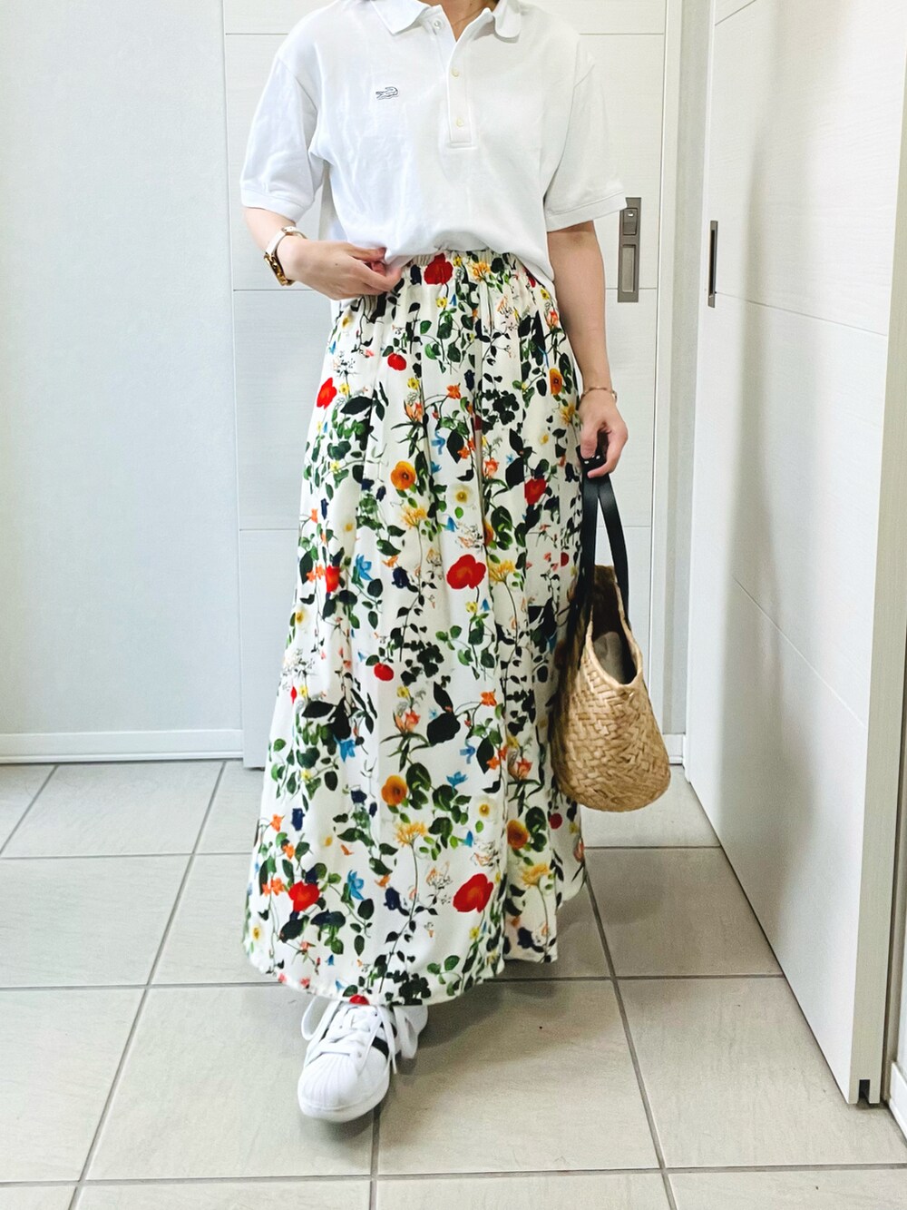 ホワイト系のその他パンツ、ホワイト系のポロシャツ、ホワイト系のスニーカーを着用したレディースの夏コーディネートの2枚目の写真