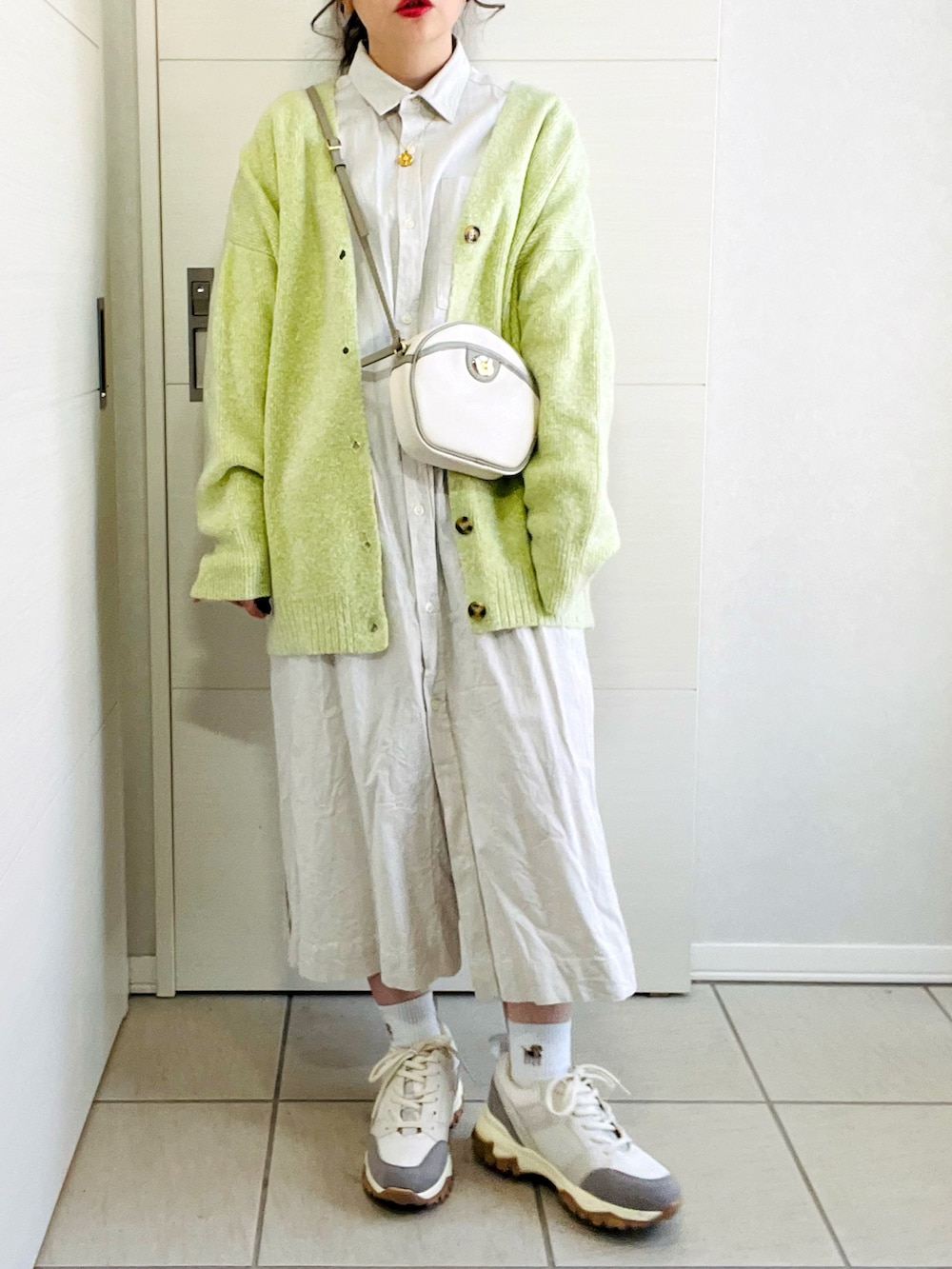 「オトナカジュアル、シンプルスタイル、おでかけコーデ、春コーデ、カジュアル、アンジーヴィンテージ、ANGIE VINTAGE、大人コーデ、シャツワンピ、ダッドスニーカー、ニットカーディガン、カラーコーデ、低身長、低身長コーデ、低身長女子」｜「ANGIEの【2023年春夏新色追加】オーバーサイズVネックニットカーディガン（カーディガン/ボレロ、グリーン系）」を使った、❁⃘asa❁⃘さん（レディース・150cm）の冬コーディネートの2枚目の写真