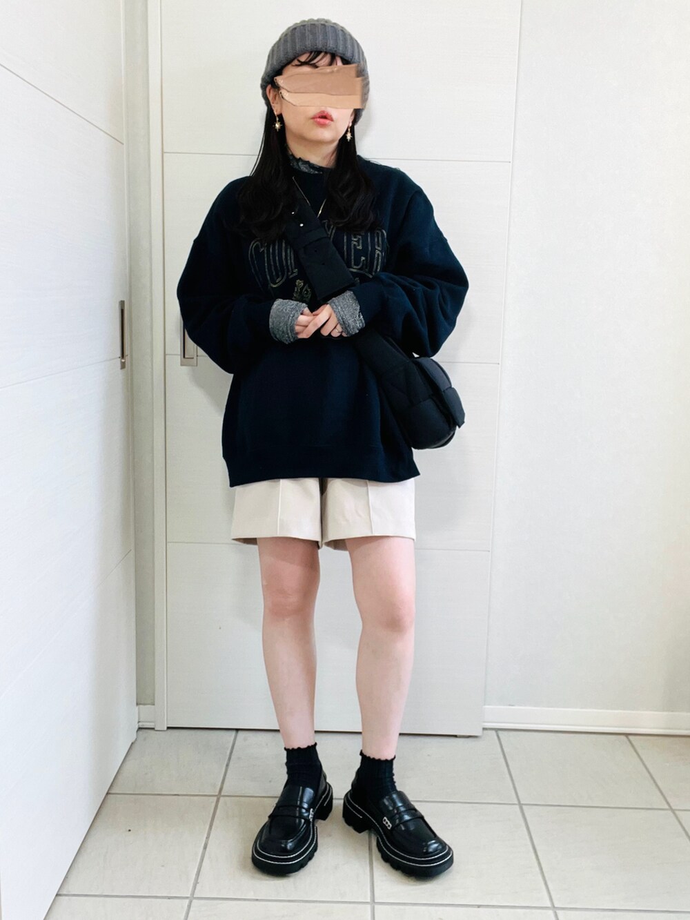 ブルー系のスウェット、グレー系のTシャツ/カットソー、ホワイト系のスラックスを着用したレディースの秋コーディネートの3枚目の写真