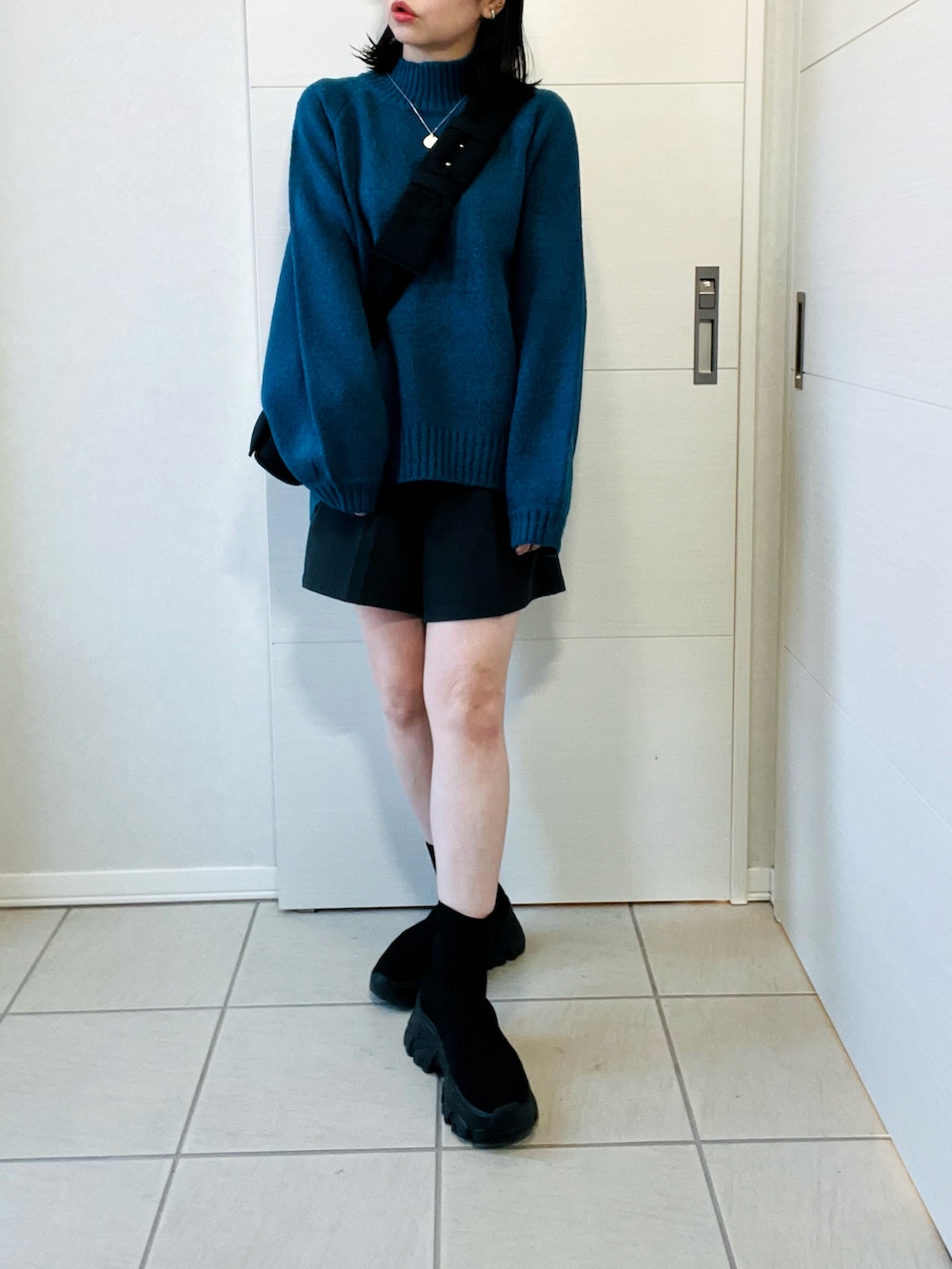 「クリスマスに着たい服、最近のいい感じコーデ、ニットコーデ、ゆるコーデ、ブーツスタイル、ショートパンツ、ショートブーツ、tiptop_pocket、tiptop、tipコーデ、低身長、低身長コーデ、低身長女子」｜「tiptopのもちもちラグランハイネックニット（ニット/セーター、ブルー系）」を使った、❁⃘asa❁⃘さん（レディース・150cm）の冬コーディネートの4枚目の写真