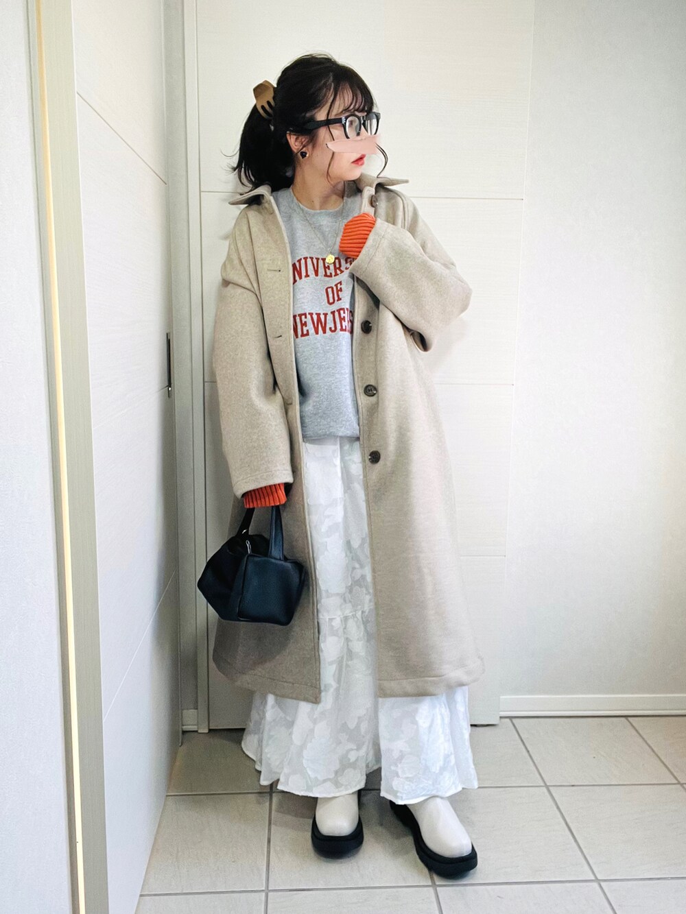 「休日スタイル、秋コーデ、カレッジロゴ、カレッジスウェット、スウェット、ティアードスカート、大人カジュアル、カジュアルガーリー、オトナカワイイ、ANGIE VINTAGE、アンジーヴィンテージ、ステンカラーコート、低身長、低身長コーデ、低身長女子」|「ANGIEのGILDANカレッジロゴオーバーサイズスウェット(裏起毛)(スウェット、グレー系)」を使った、❁⃘asa❁⃘さん(レディース・150cm)の秋コーディネートの4枚目の写真