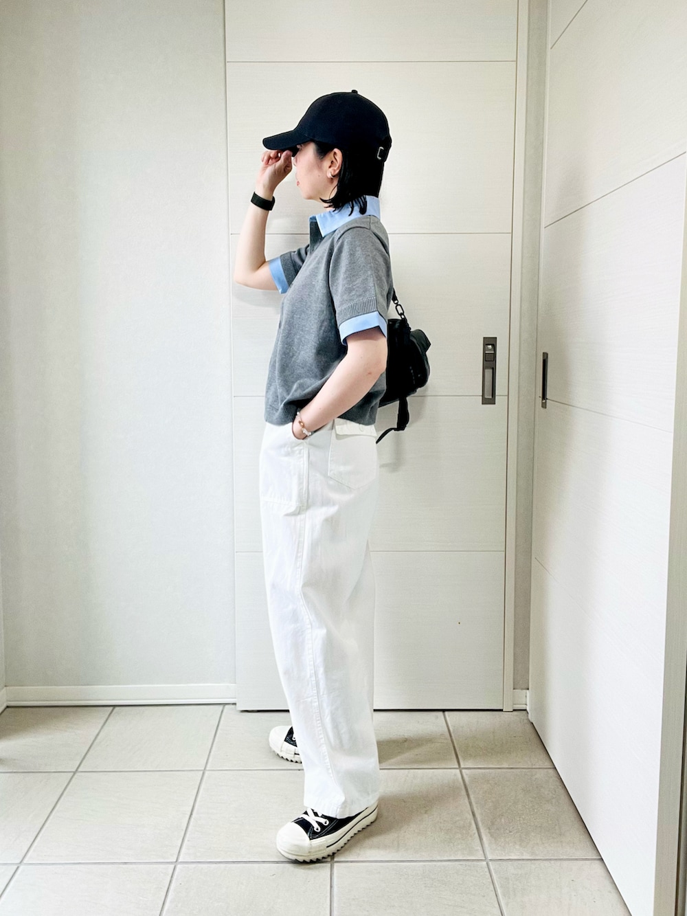 ホワイト系のその他パンツ、ブラック系のスニーカー、グレー系のカーディガン/ボレロを着用したレディースの夏コーディネートの5枚目の写真