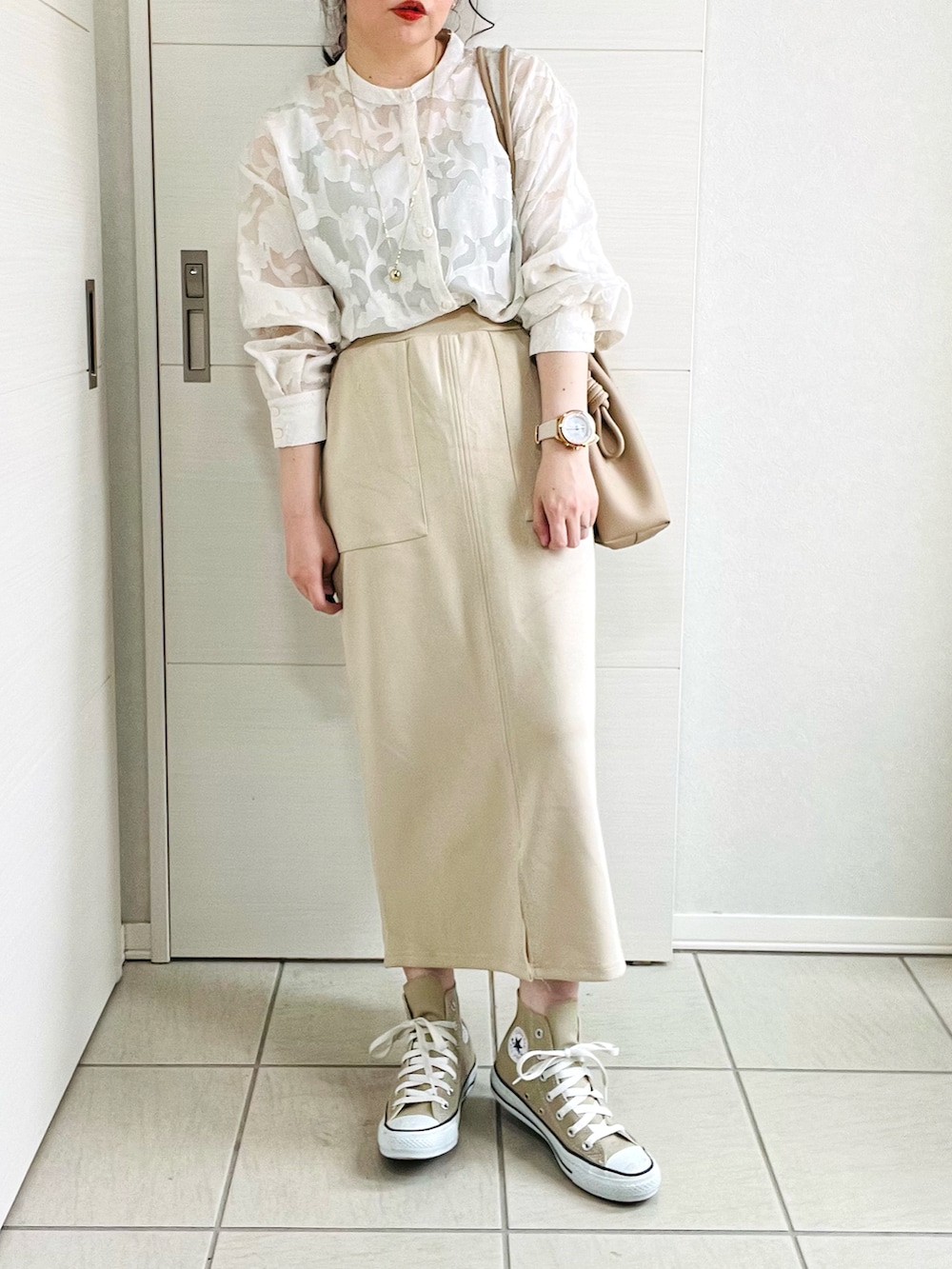 ホワイト系のシャツ/ブラウス、ベージュ系のセットアップ、ベージュ系のスニーカーを着用したレディースの春コーディネートの2枚目の写真
