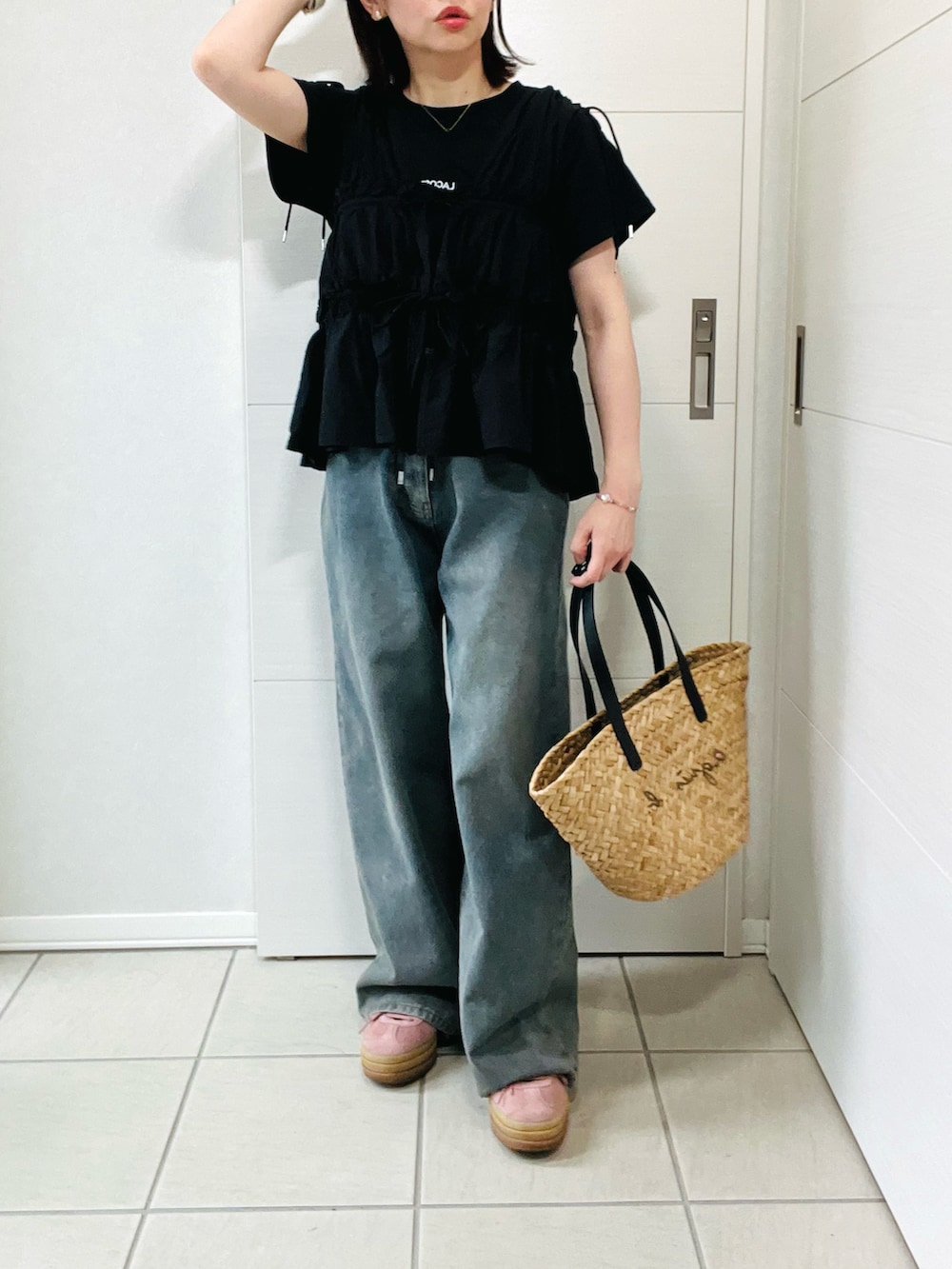 ブラック系のシャツ/ブラウス、ブラック系のTシャツ/カットソー、ブルー系のデニムパンツを着用したレディースの夏コーディネートの4枚目の写真