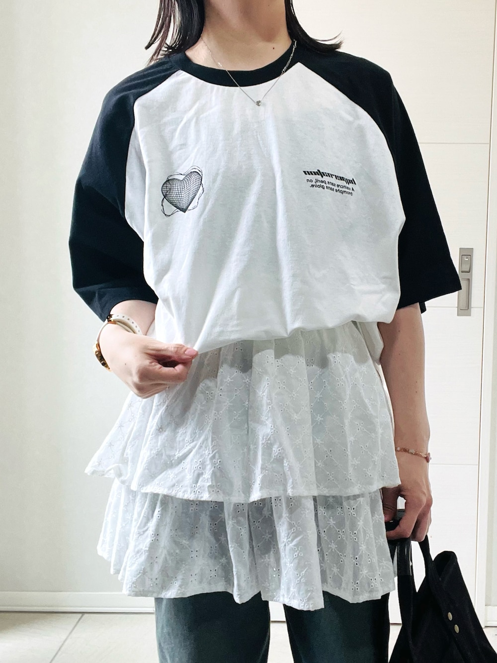 「ブラックコーデ、夏コーデ、韓国ファッション、カジュアルスタイル、レイヤードスタイル、スカート×デニム、confirm、Tシャツ、グランジ、夏服、低身長、低身長コーデ、低身長女子」|「Confirmの25SS 韓国ストリート ハート / メタル文字 グランジロゴ Y2K ビッグシルエット半袖Tシャツ メンズ レディース(Tシャツ/カットソー、ホワイト系)」を使った、❁⃘asa❁⃘さん(骨格ストレート・レディース・150cm)の夏コーディネートの4枚目の写真