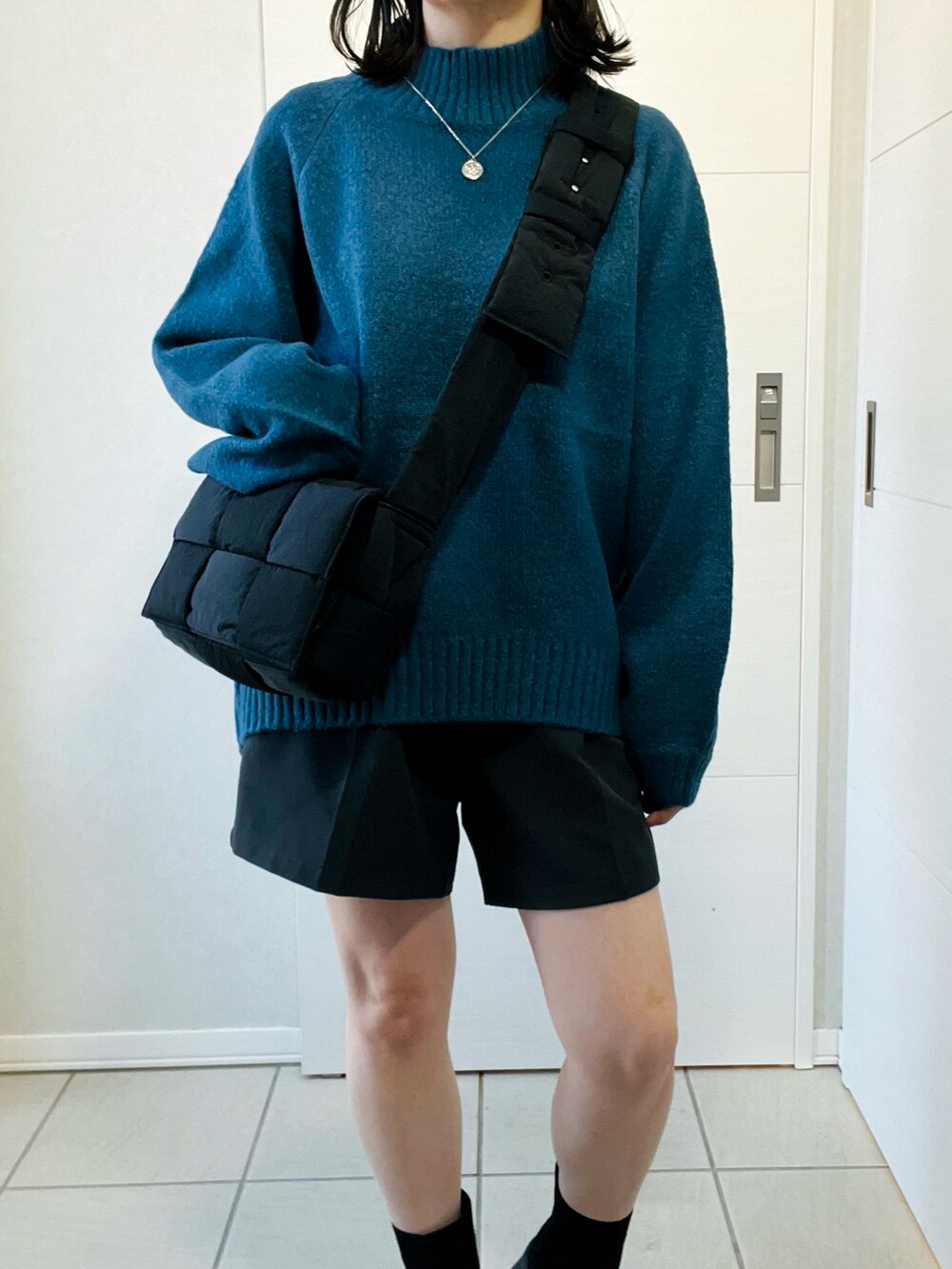 「クリスマスに着たい服、最近のいい感じコーデ、ニットコーデ、ゆるコーデ、ブーツスタイル、ショートパンツ、ショートブーツ、tiptop_pocket、tiptop、tipコーデ、低身長、低身長コーデ、低身長女子」｜「tiptopのもちもちラグランハイネックニット（ニット/セーター、ブルー系）」を使った、❁⃘asa❁⃘さん（レディース・150cm）の冬コーディネートの2枚目の写真