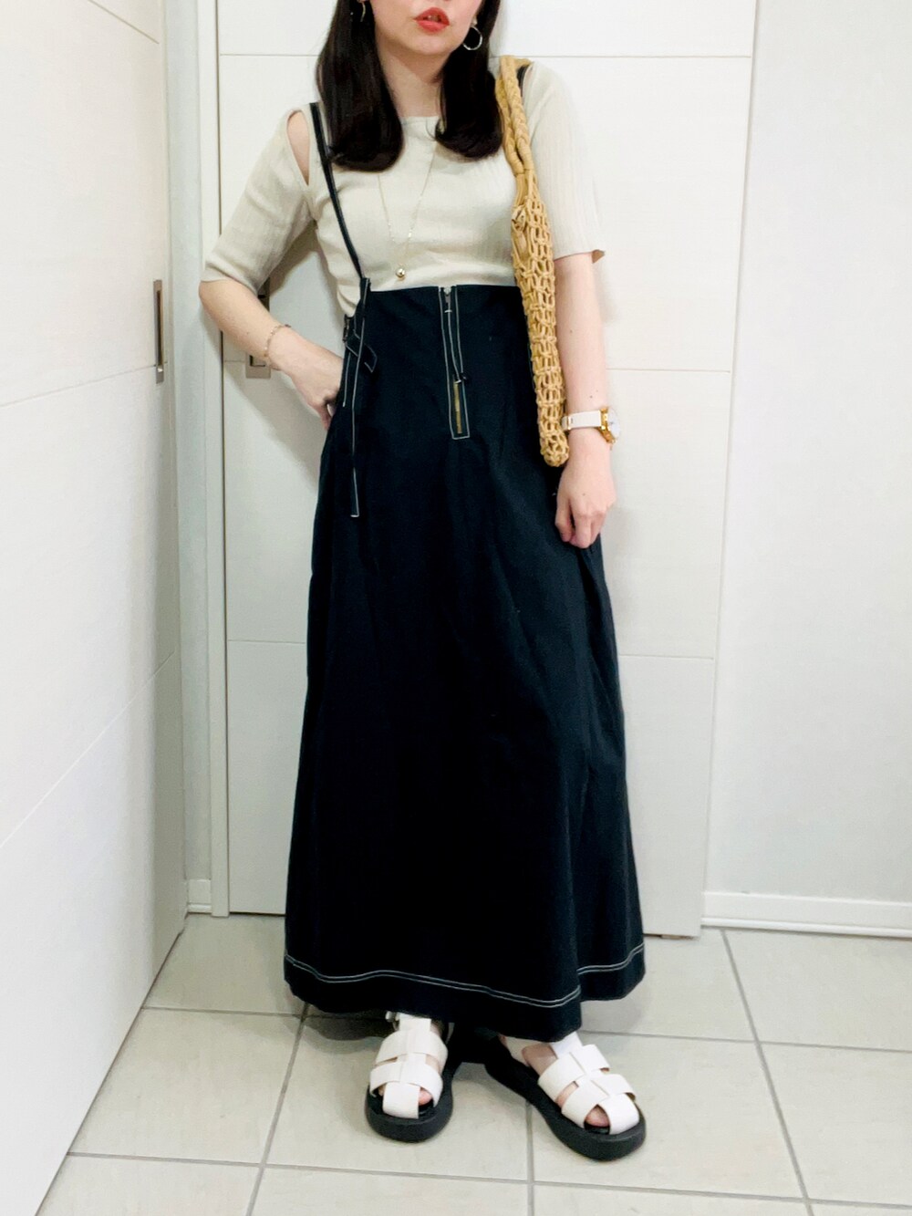 「休日コーデ、オトナ女子、ゆったりコーデ、モノトーンコーデ、オトナカジュアル、低身長、低身長コーデ、低身長女子、夏コーデ、クリスプ、Crisp、crisp_style、モノトーン、シンプルスタイル、ワークエプロン」｜「Crispのワークエプロンキャミワンピース（ワンピース、ブラック系）」を使った、❁⃘asa❁⃘さん（レディース・150cm）の夏コーディネートの2枚目の写真