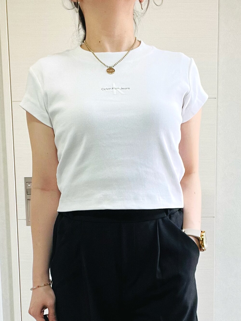 「休日スタイル、シンプルコーデ、オトナ女子、夏コーデ、カルバンクライン、Calvin Klein、オトナカジュアル、モノトーン、モノトーンコーデ、きれいめカジュアル、低身長、低身長コーデ、低身長女子、大人コーデ、ロゴT」｜「Calvin Kleinのモノグラム ロゴ ベイビーTシャツ（Tシャツ/カットソー、ホワイト系）」を使った、❁⃘asa❁⃘さん（レディース・150cm）の春コーディネートの3枚目の写真