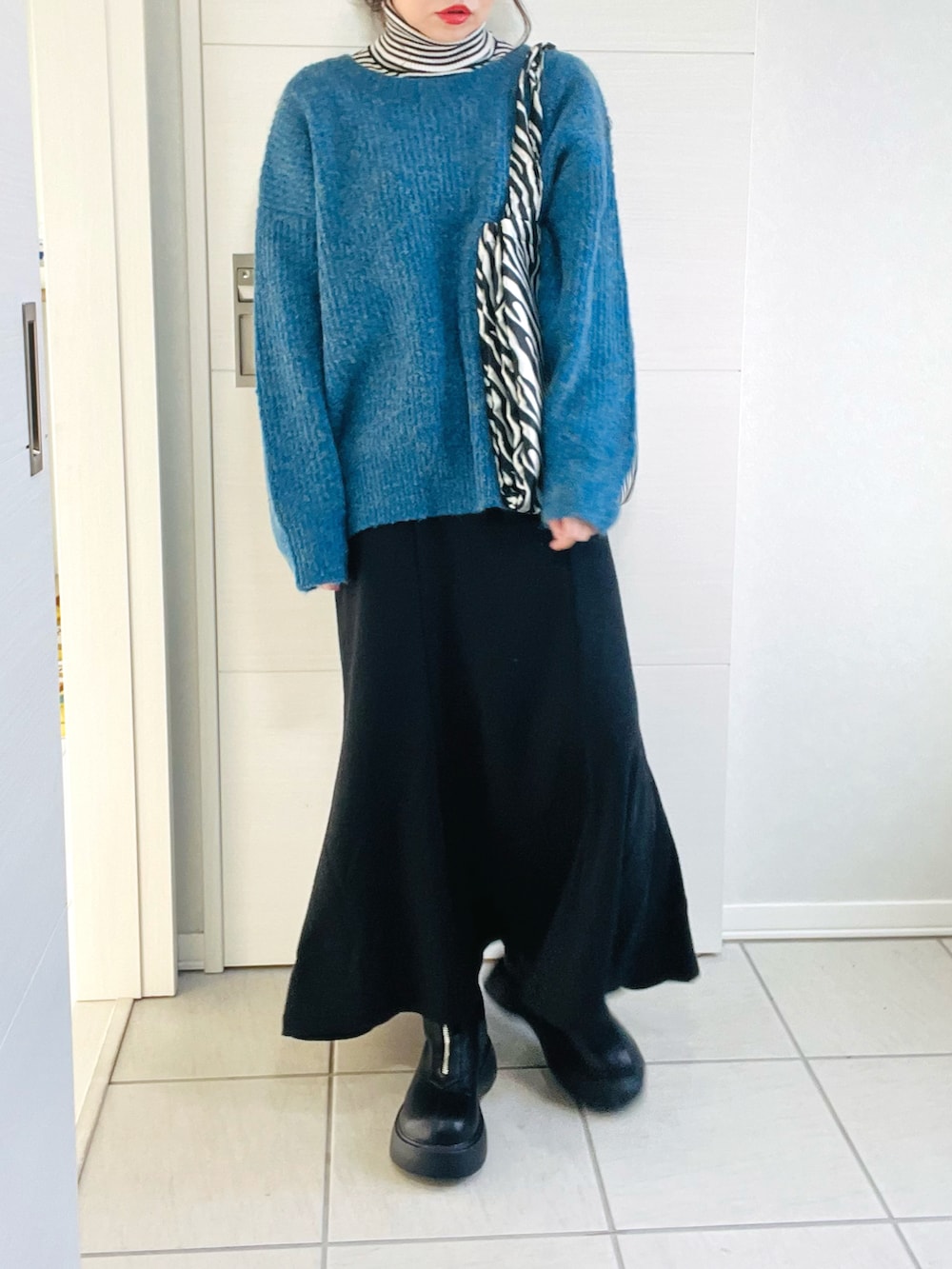 ブルー系のカーディガン/ボレロ、その他のニット/セーター、ブラック系のスカートを着用したレディースの秋コーディネートの2枚目の写真