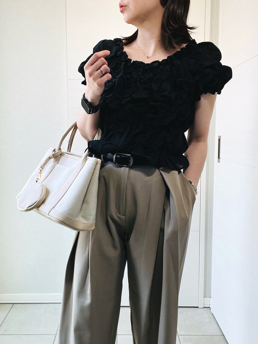ブラック系のシャツ/ブラウス、ベージュ系のその他パンツ、ホワイト系のトートバッグを着用したレディースの夏コーディネートの3枚目の写真