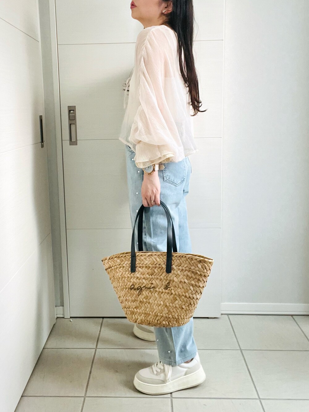 ベージュ系のカーディガン/ボレロ、ホワイト系のキャミソール、ブルー系のデニムパンツを着用したレディースの夏コーディネートの5枚目の写真