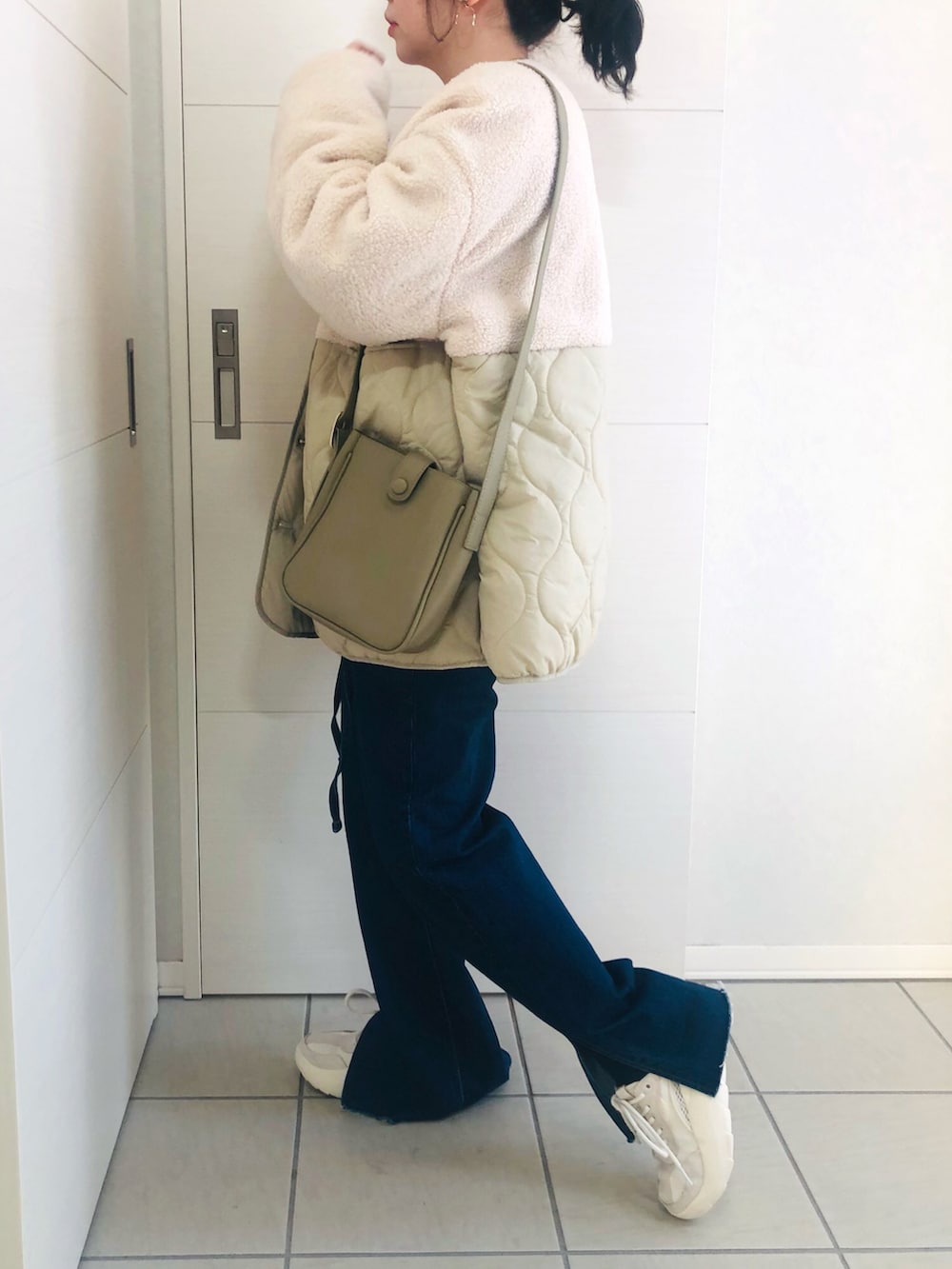 ホワイト系のその他アウター、ベージュ系のスウェット、ブルー系のデニムパンツを着用したレディースの冬コーディネートの3枚目の写真
