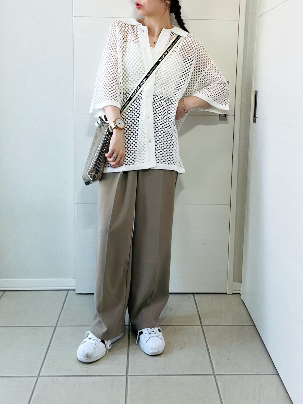 ホワイト系のシャツ/ブラウス、ベージュ系のスラックス、ホワイト系のスニーカーを着用したレディースの夏コーディネートの4枚目の写真