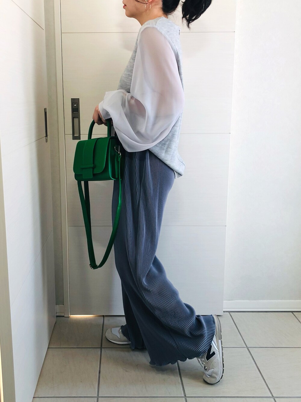 グレー系のTシャツ/カットソー、ブルー系のその他パンツ、ホワイト系のスニーカーを着用したレディースの冬コーディネートの3枚目の写真