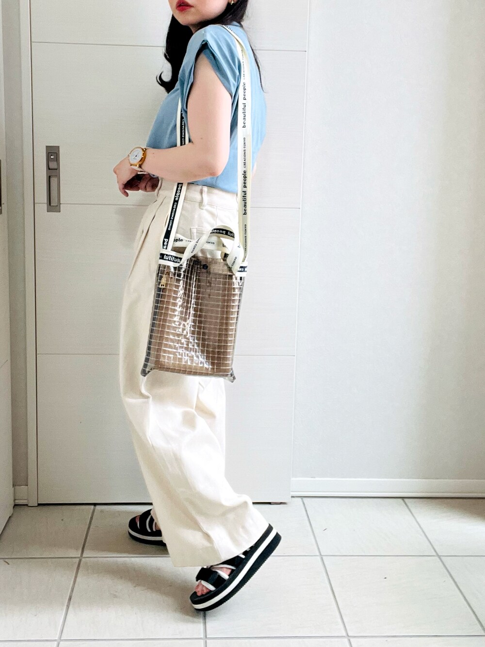 ブルー系のTシャツ/カットソー、ホワイト系のデニムパンツ、ブラック系のサンダルを着用したレディースの夏コーディネートの5枚目の写真