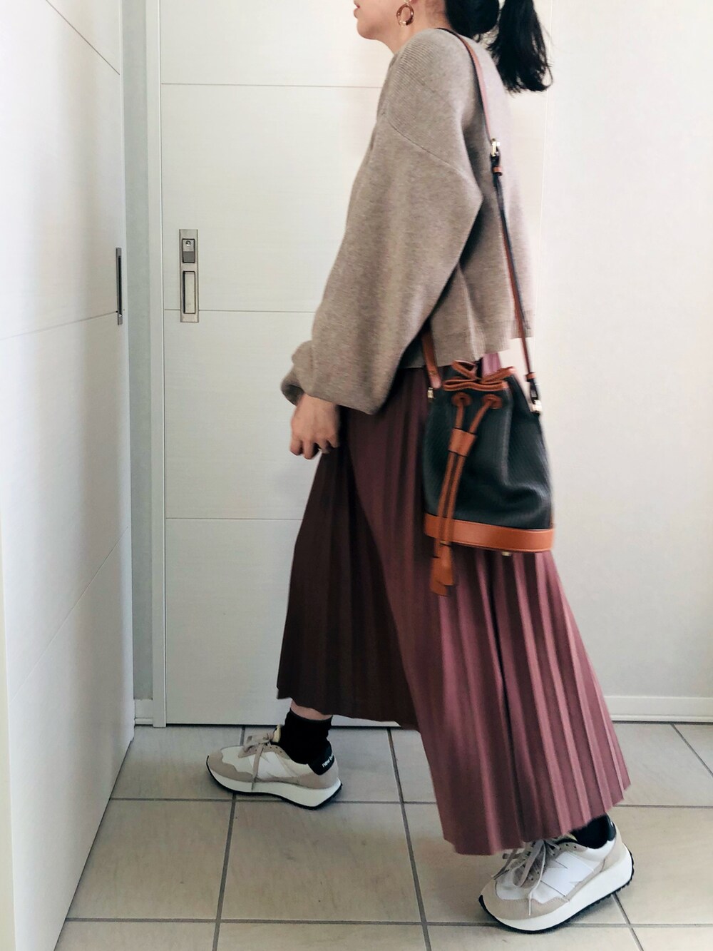 「スニーカー、シンプル、ピンク、ニットカーディガン、New Balance、ブラウン、大人コーデ、プリーツスカート、シンプルコーデ、低身長、カジュアルコーデ、低身長コーデ、オトナカジュアル、オトナ女子、低身長女子」|「ANGIEの2WAYボリュームスリーブショートニットカーディガン(カーディガン/ボレロ、ベージュ系)」を使った、❁⃘asa❁⃘さん(レディース・150cm)の秋コーディネートの2枚目の写真