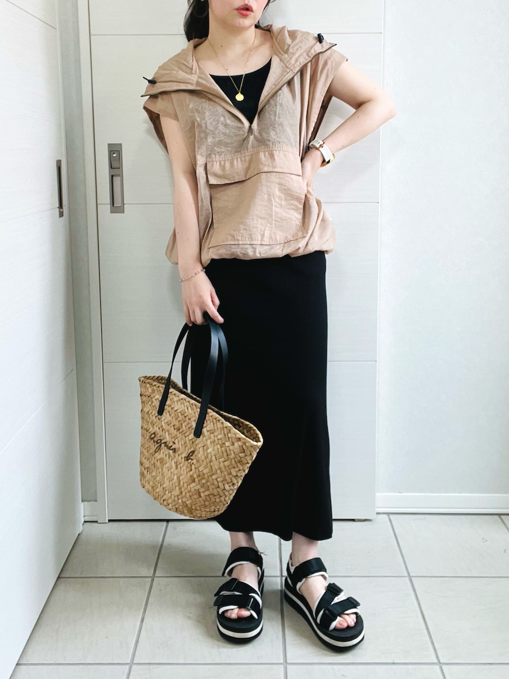 ベージュ系のシャツ/ブラウス、ブラック系のスカート、ブラック系のサンダルを着用したレディースの夏コーディネートの3枚目の写真