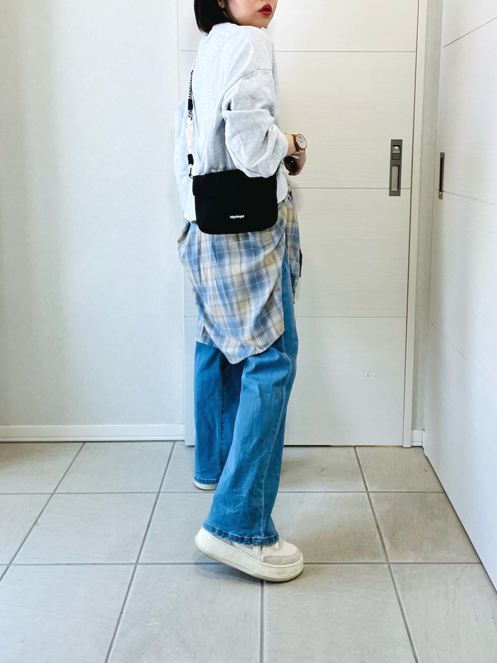 ブルー系のシャツ/ブラウス、ブルー系のデニムパンツ、ホワイト系のスウェットを着用したレディースの春コーディネートの5枚目の写真