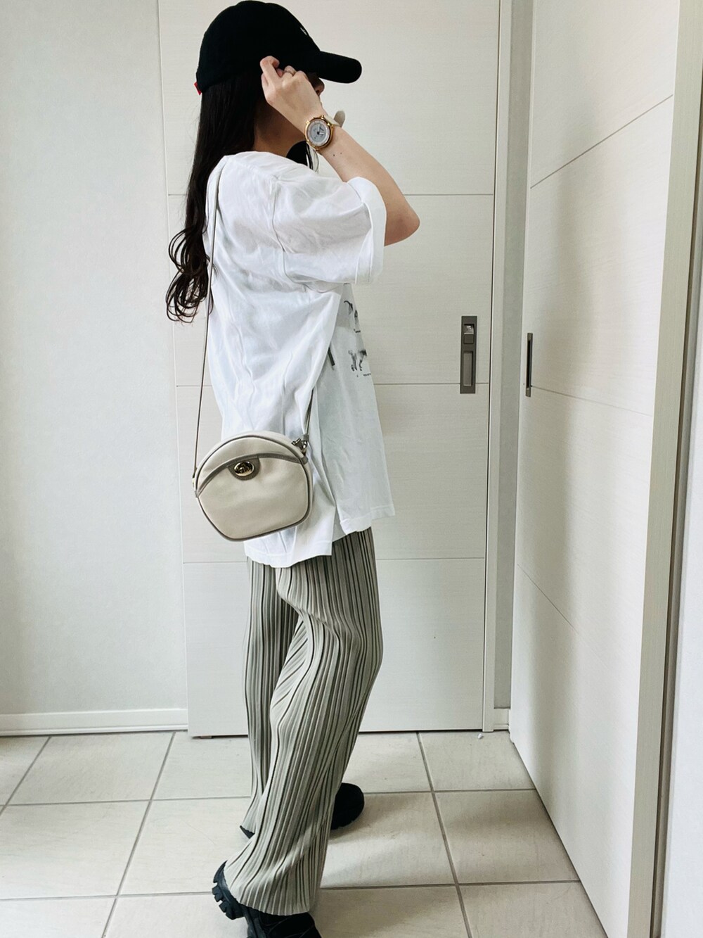 ブラック系のサンダル、ホワイト系のTシャツ/カットソー、グリーン系のその他パンツを着用したレディースの夏コーディネートの3枚目の写真