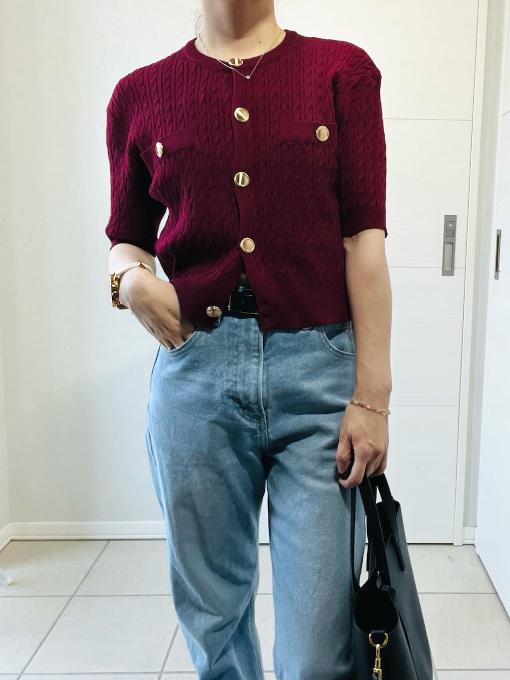 レッド系のカーディガン/ボレロ、ブラック系のバレエシューズ、ブルー系のデニムパンツを着用したレディースの夏コーディネートの2枚目の写真