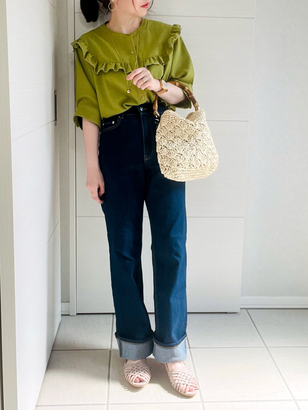 グリーン系のシャツ/ブラウス、ブルー系のデニムパンツ、グレー系のサンダルを着用したレディースの夏コーディネートの4枚目の写真