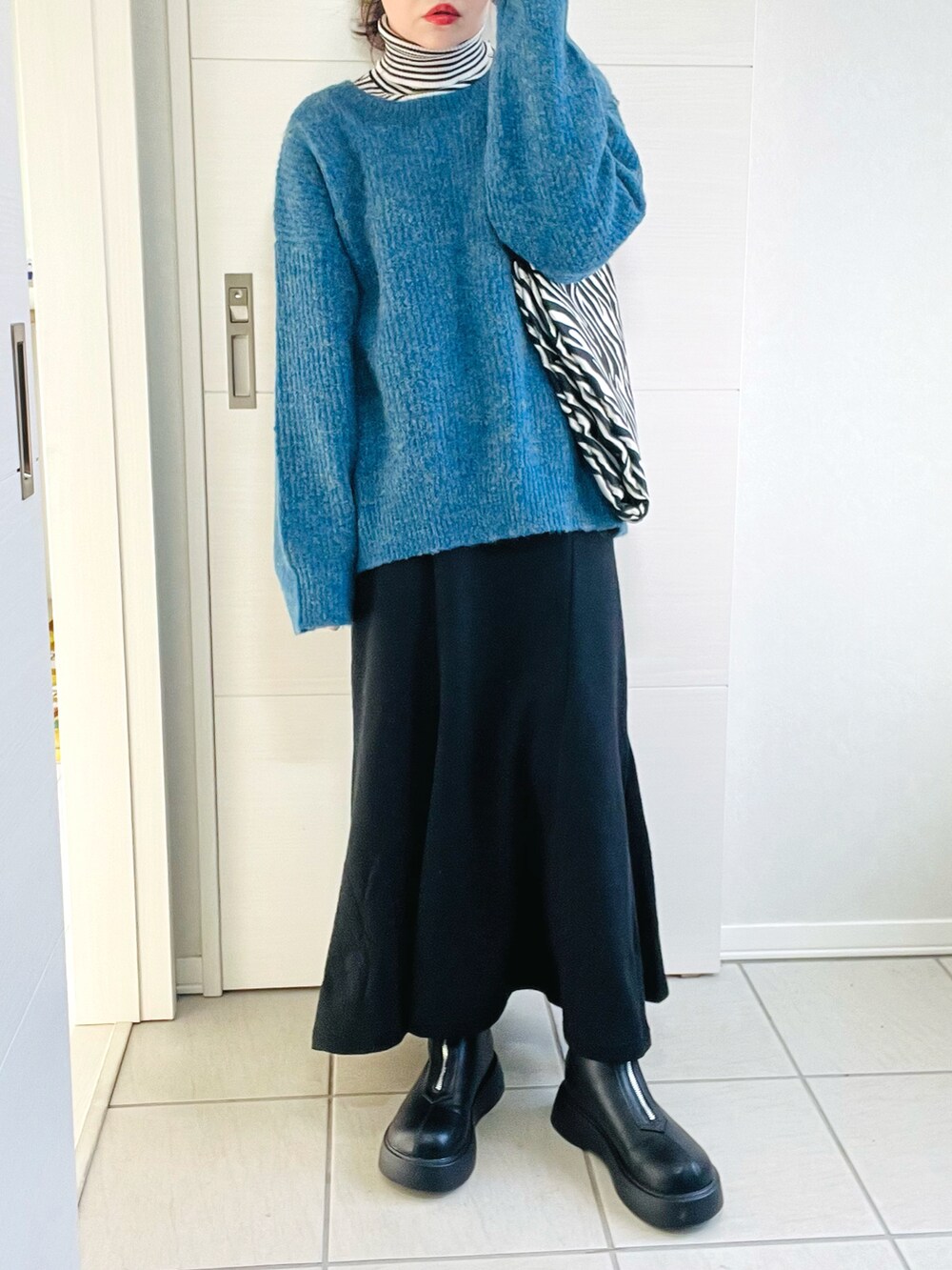 ブルー系のカーディガン/ボレロ、その他のニット/セーター、ブラック系のスカートを着用したレディースの秋コーディネートの3枚目の写真