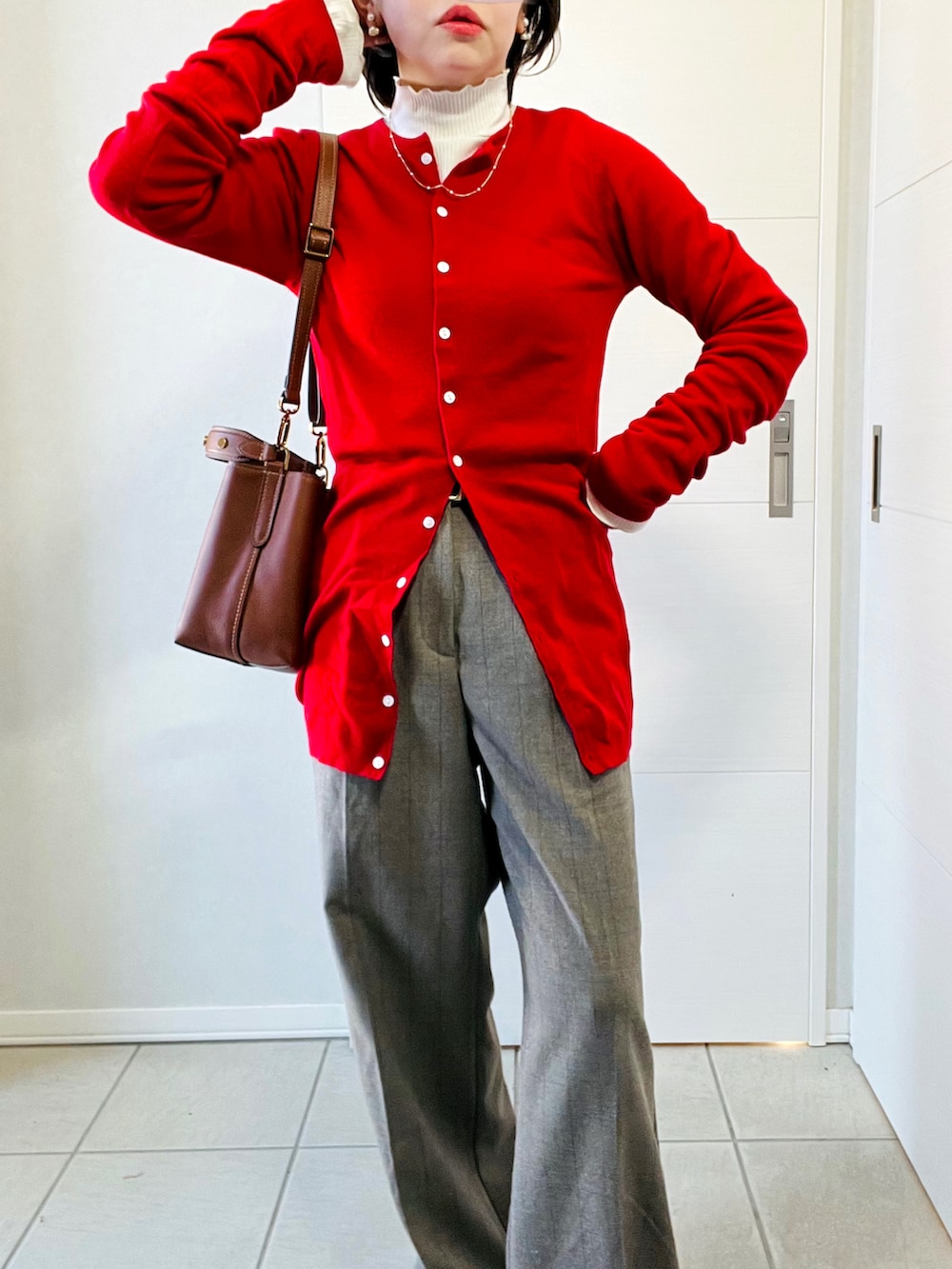 ブラウン系のショルダーバッグ、ベージュ系のスリッポン、その他のその他パンツを着用したレディースの冬コーディネートの2枚目の写真