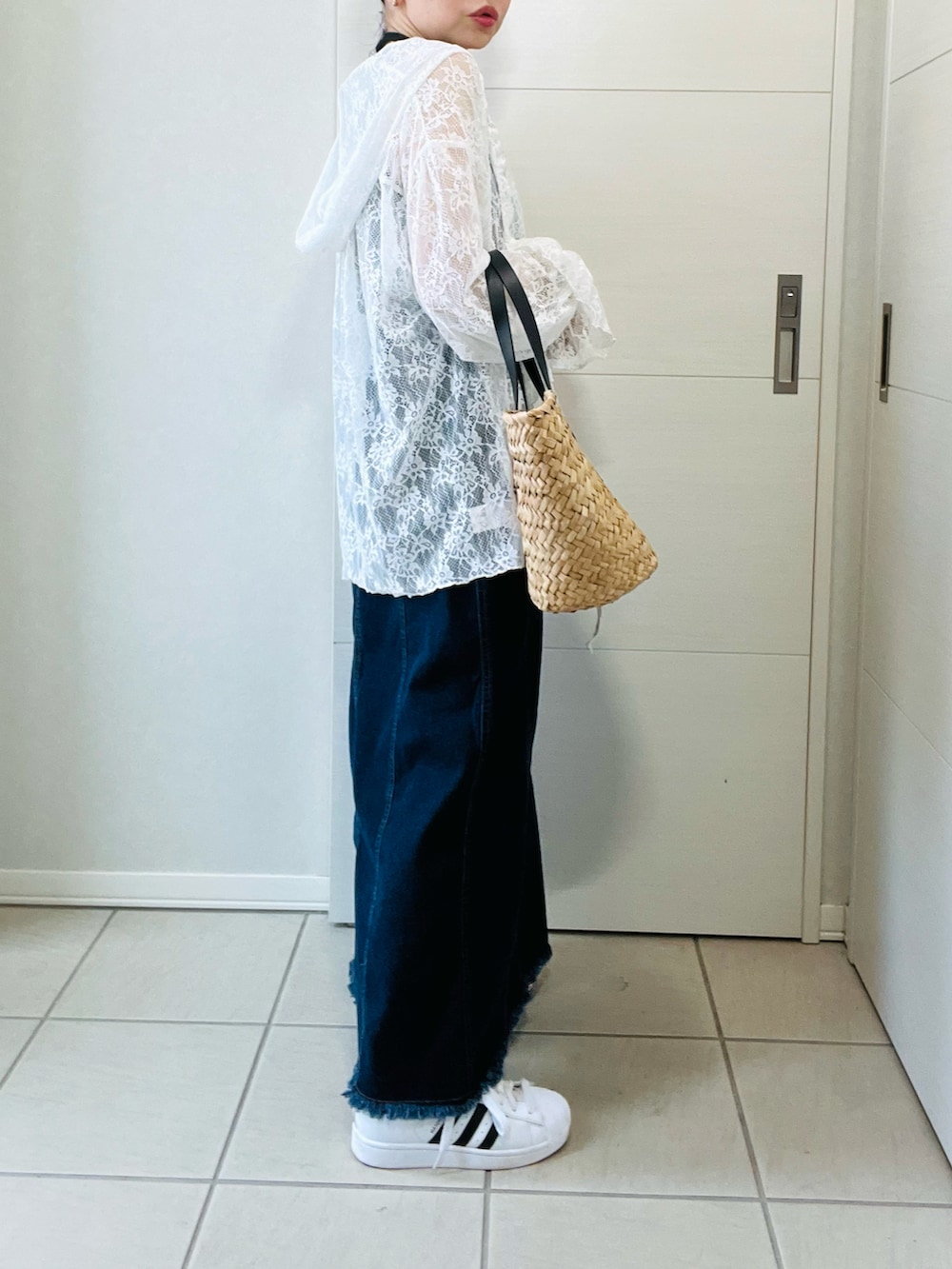 ホワイト系のTシャツ/カットソー、ブラック系のタンクトップ、ブルー系のデニムスカートを着用したレディースの夏コーディネートの5枚目の写真