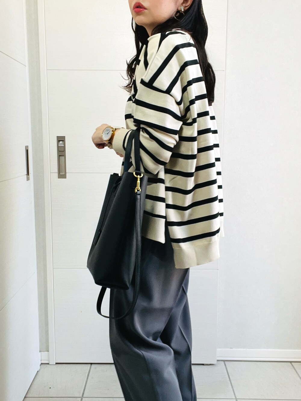 「秋服、休日コーデ、大人カジュアル、大人女子、低身長コーデ、低身長女子、低身長、ボーダー、スラックス、モノトーン、モノトーンコーデ、シンプルコーデ、休日スタイル、シンプル、オトナカジュアル」｜「recaのボーダーニットプルオーバー（ニット/セーター、ホワイト系）」を使った、❁⃘asa❁⃘さん（レディース・150cm）の秋コーディネートの5枚目の写真