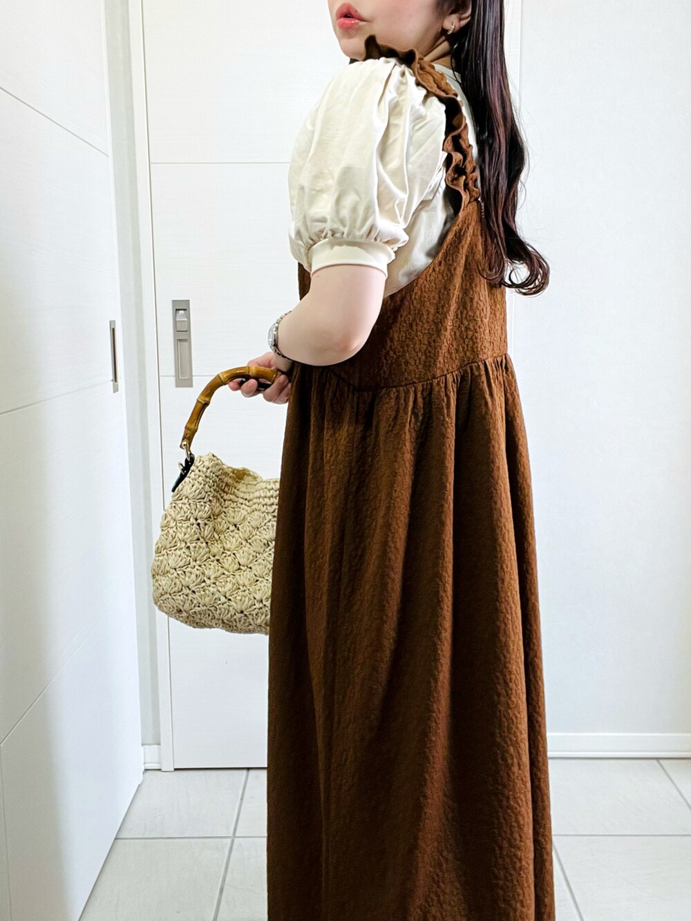 ブラウン系のワンピース、グレー系のサンダル、ベージュ系のショルダーバッグを着用したレディースの春コーディネートの4枚目の写真