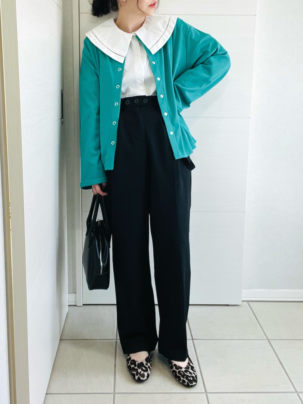 グリーン系のカーディガン/ボレロ、ホワイト系のシャツ/ブラウス、ブラック系のその他パンツを着用したレディースの春コーディネートの2枚目の写真