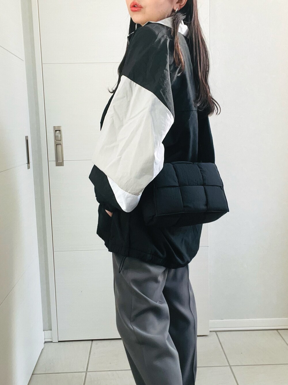 「大人カジュアル、シンプルコーデ、春服コーデ、オトナ女子、モノトーン、ストリート、カジュアルコーデ、confirm、コンファーム、ILL'S、イルズ、ゆるコーデ、低身長、低身長コーデ、低身長女子」｜「ILL'Sの24SS ビッグシルエット トラックジャケット ナイロンブルゾン ハーフジップアノラックプルオーバー 【ILL'S】（ナイロンジャケット、ブラック系）」を使った、❁⃘asa❁⃘さん（レディース・150cm）の冬コーディネートの4枚目の写真