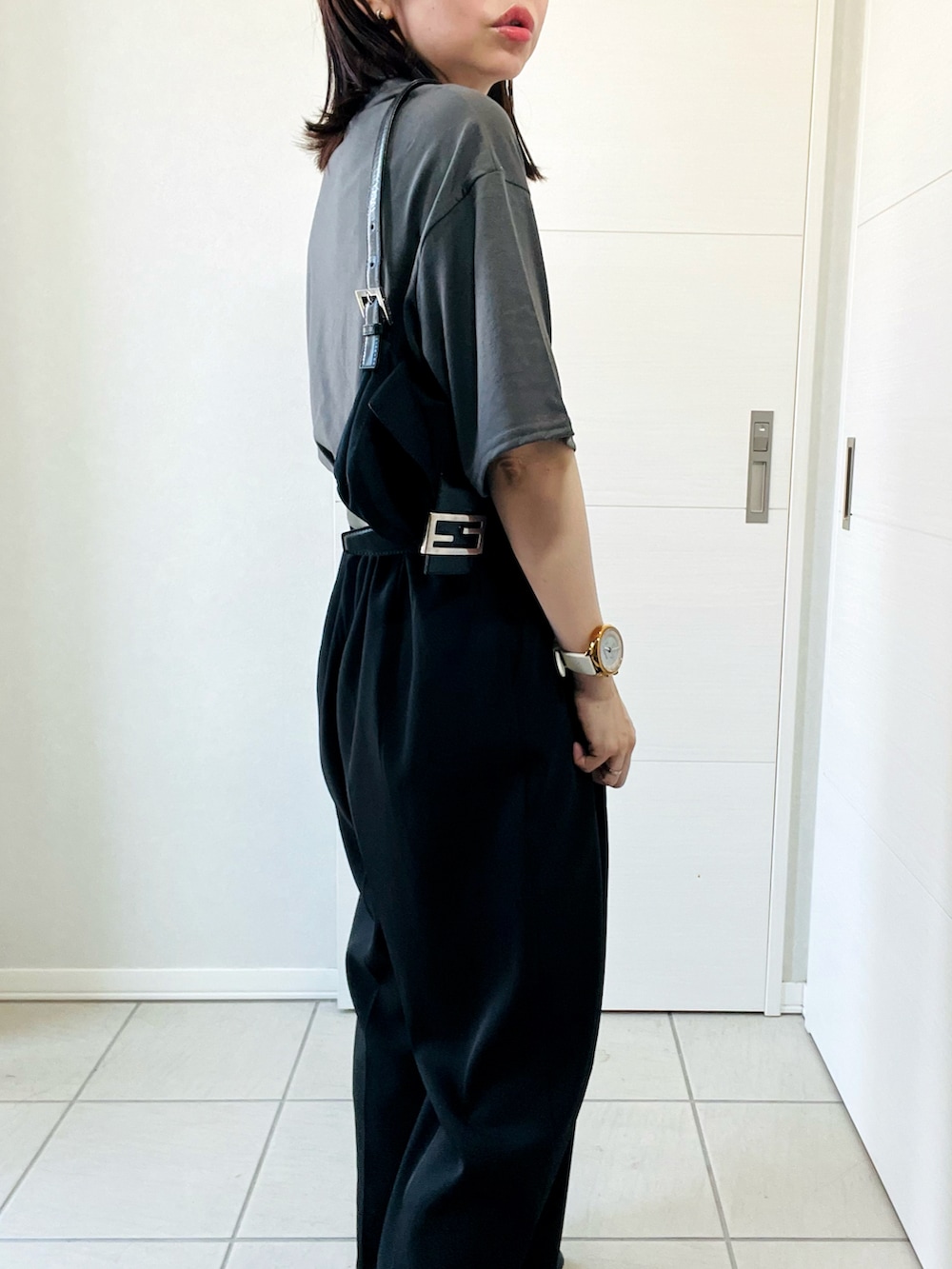 ブラック系のバレエシューズ、グレー系のTシャツ/カットソー、ブラック系のスラックスを着用したレディースの夏コーディネートの4枚目の写真