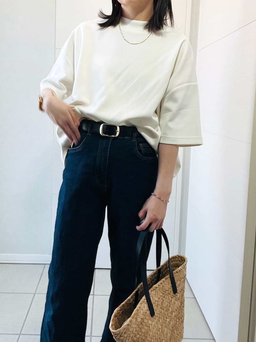 「夏ルックで気分アップ、夏服、夏コーデ、オトナカジュアル、シンプルコーデ、デニム、ゆるコーデ、adidas、アディダス、低身長、低身長コーデ、低身長女子」｜「Fizzの【Fizz/フィズ】　モックネックゆったりダンボール半袖Tee（Tシャツ/カットソー、ホワイト系）」を使った、❁⃘asa❁⃘さん（骨格ストレート・レディース・150cm）の夏コーディネートの3枚目の写真
