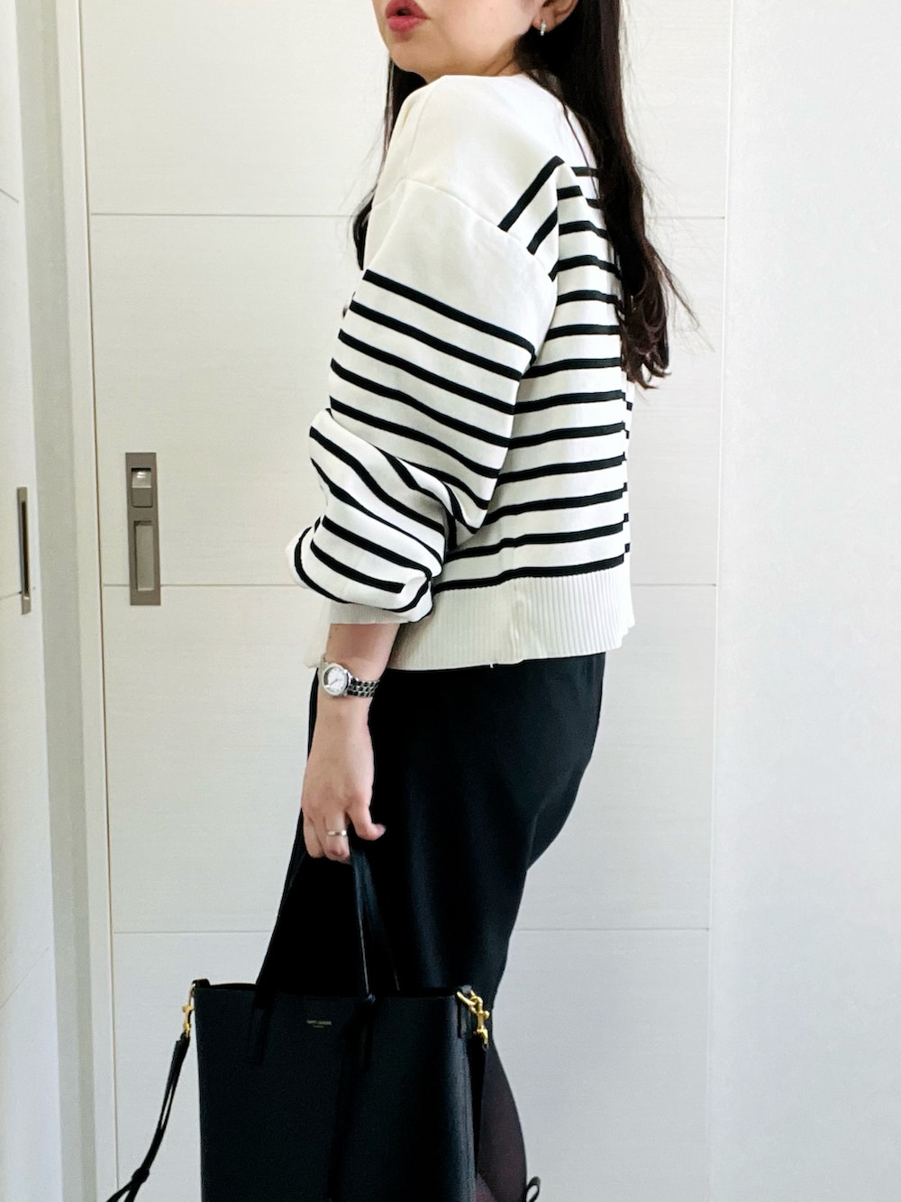 ホワイト系のカーディガン/ボレロ、ブラック系のその他パンツ、ブラック系のブーツを着用したレディースの冬コーディネートの3枚目の写真