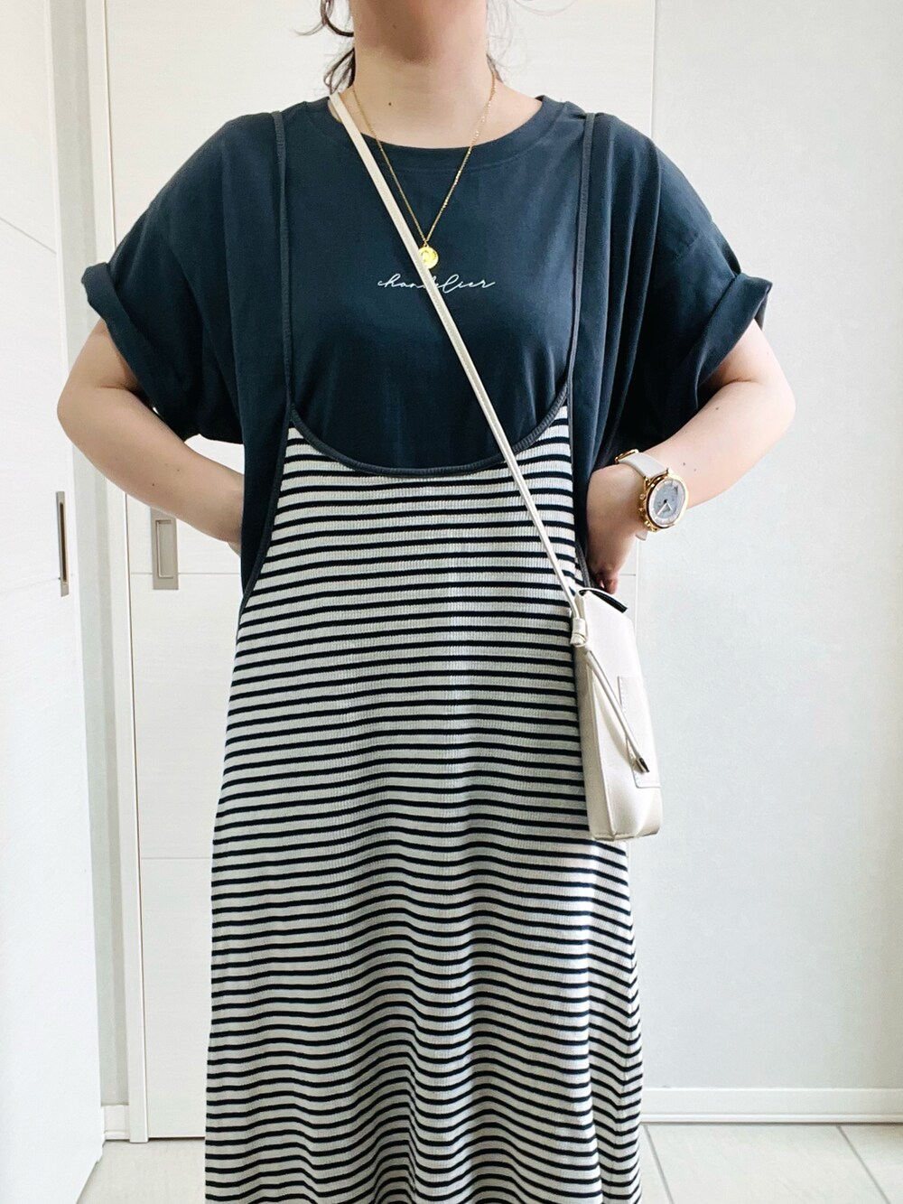 ブルー系のワンピース、グレー系のTシャツ/カットソー、ブラック系のサンダルを着用したレディースの夏コーディネートの4枚目の写真