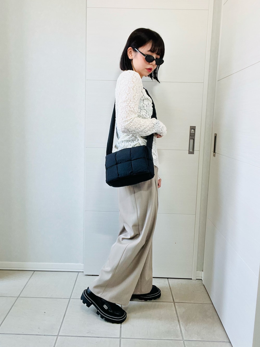 ホワイト系のシャツ/ブラウス、ベージュ系のその他パンツ、ブラック系のローファーを着用したレディースの秋コーディネートの4枚目の写真
