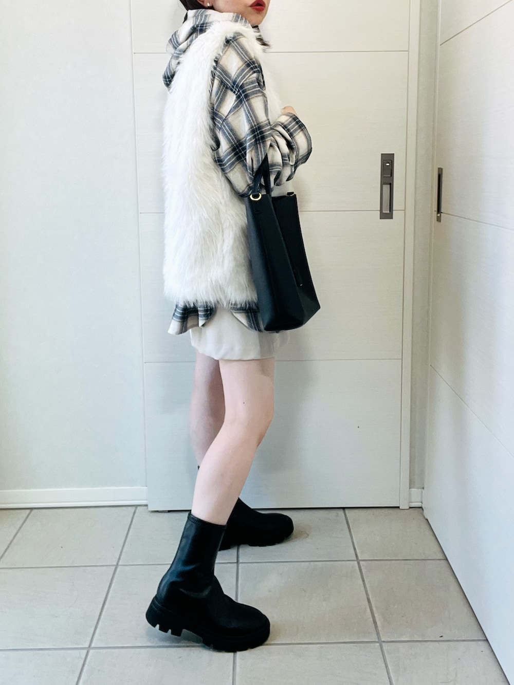 ホワイト系のシャツ/ブラウス、ホワイト系のベスト、ホワイト系のスカートを着用したレディースの秋コーディネートの5枚目の写真